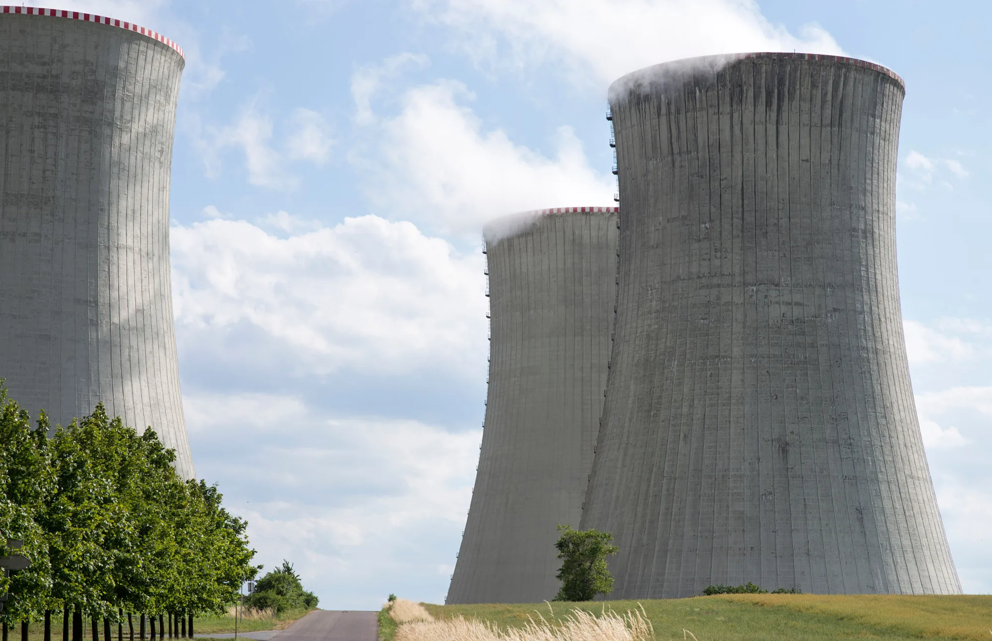 Kühltürme eines Kernkraftwerks vor blauem Himmel
