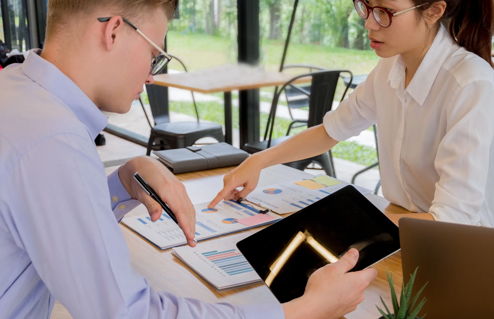 Investoren besprechen Unterlagen und Strategie in einem kleinen Team