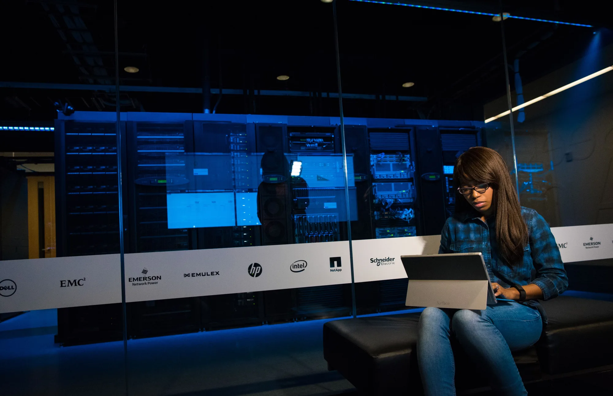 Eine IT-Spezialistin überwacht Computersysteme in einem Kontrollraum