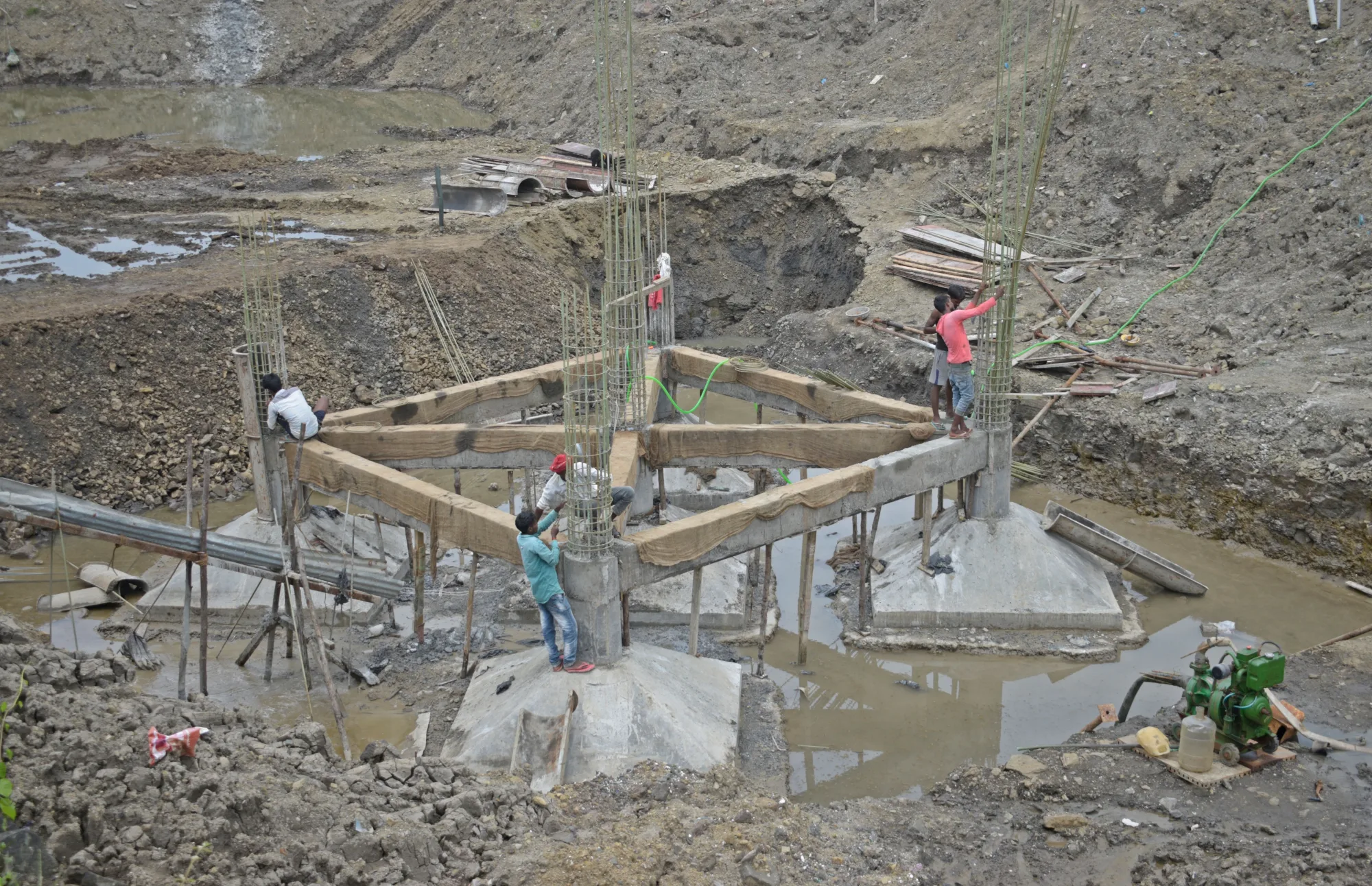 Arbeiter errichten Fundamente auf einer Baustelle