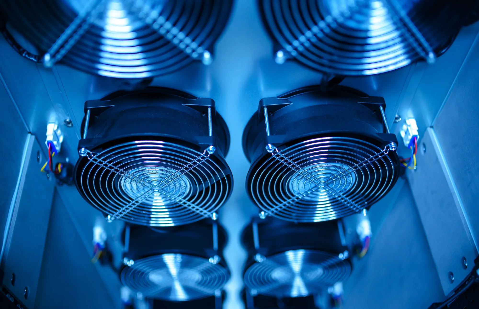 Mehrere Lüfter kühlen technische Recheneinheiten