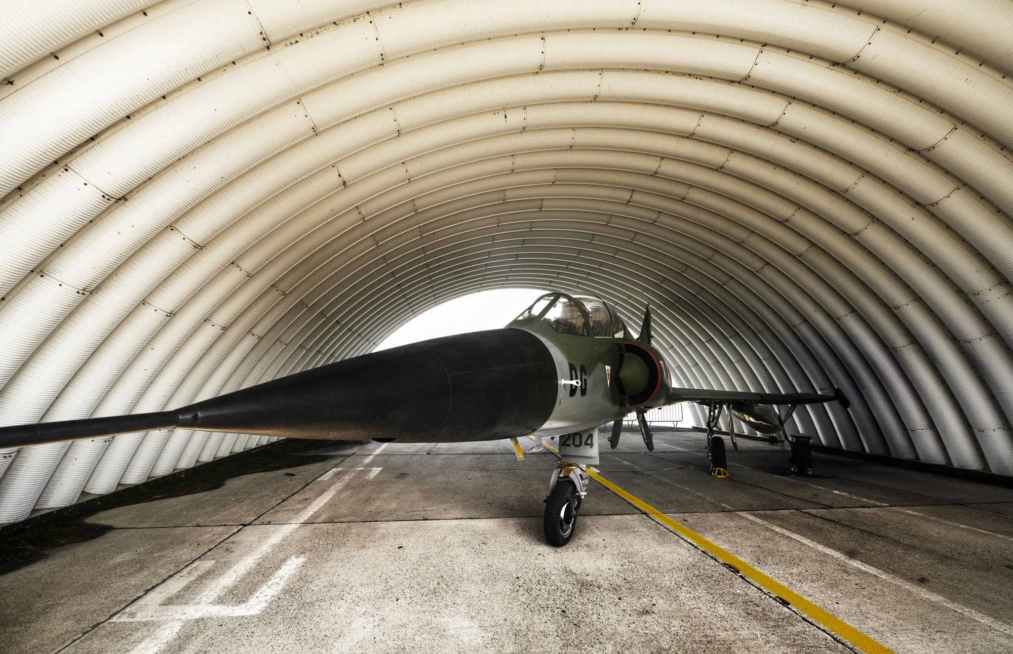 Ein Flugzeug steht zur Wartung in einem Hangar
