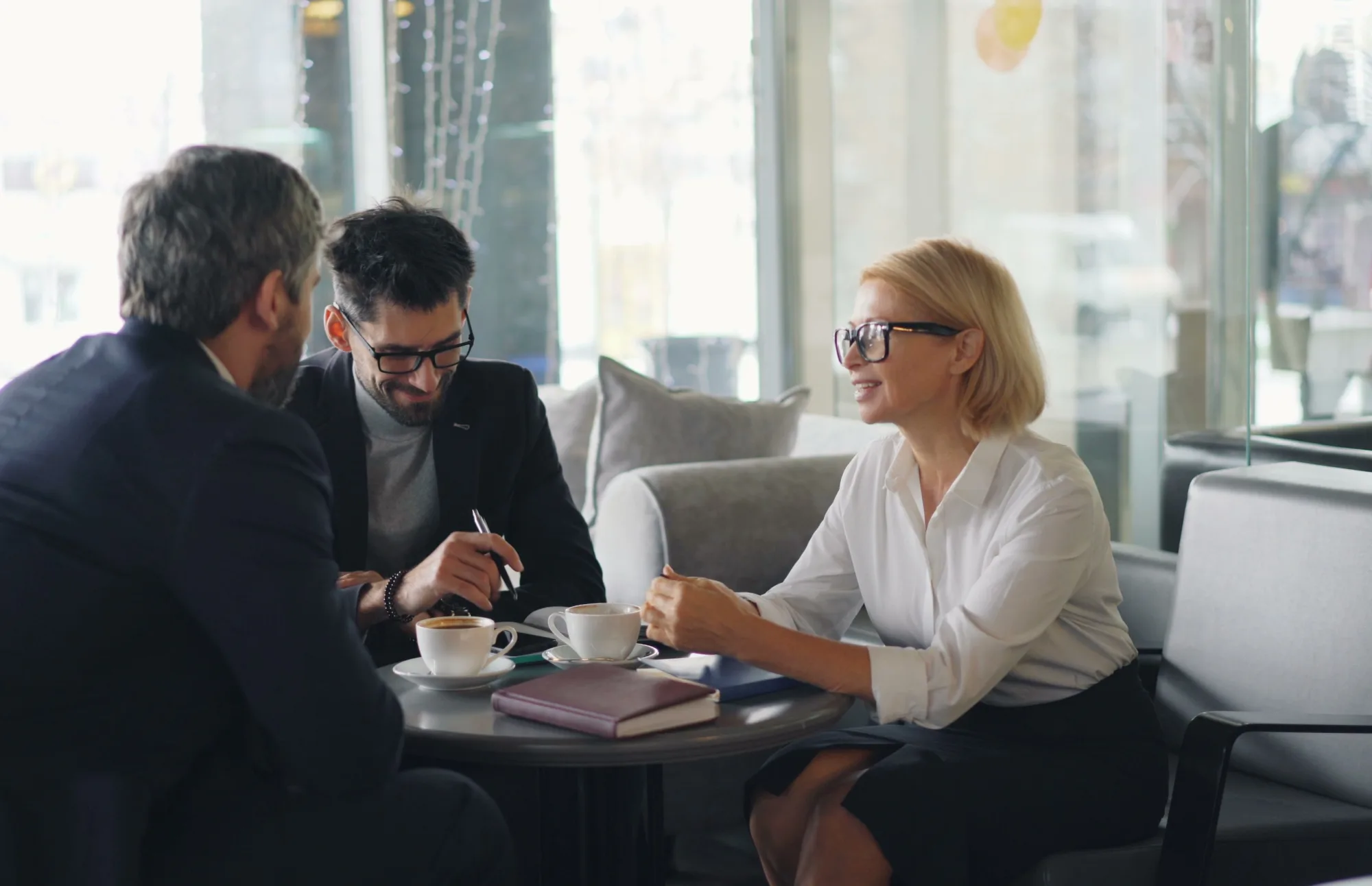 Unternehmer und Berater führen ein konzentriertes Gespräch am Tisch