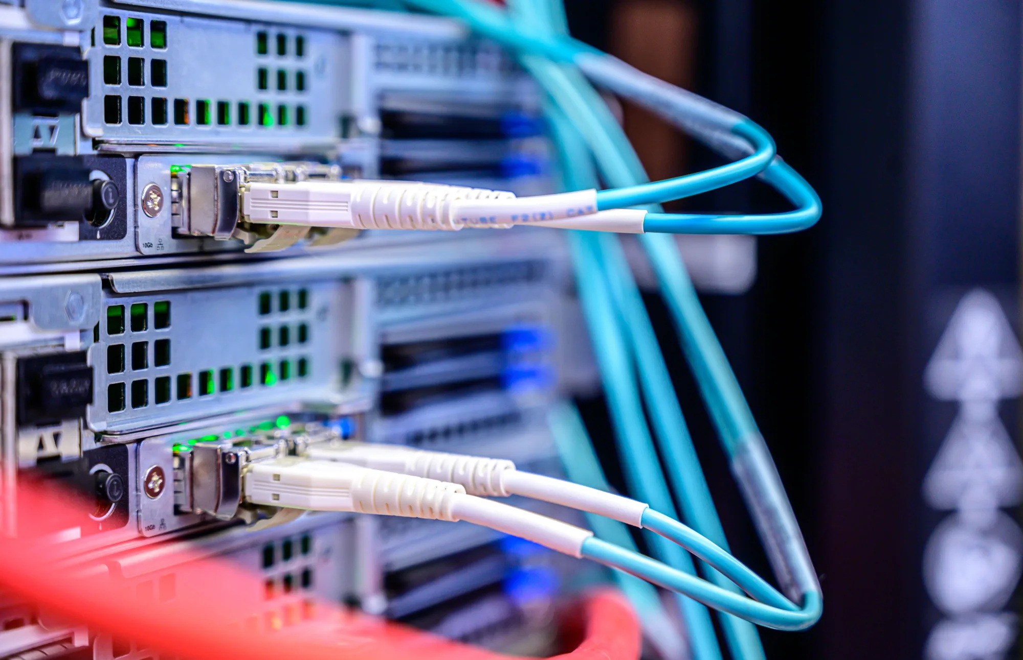 Blaue Netzwerkkabel verbinden mehrere Serveranschlüsse