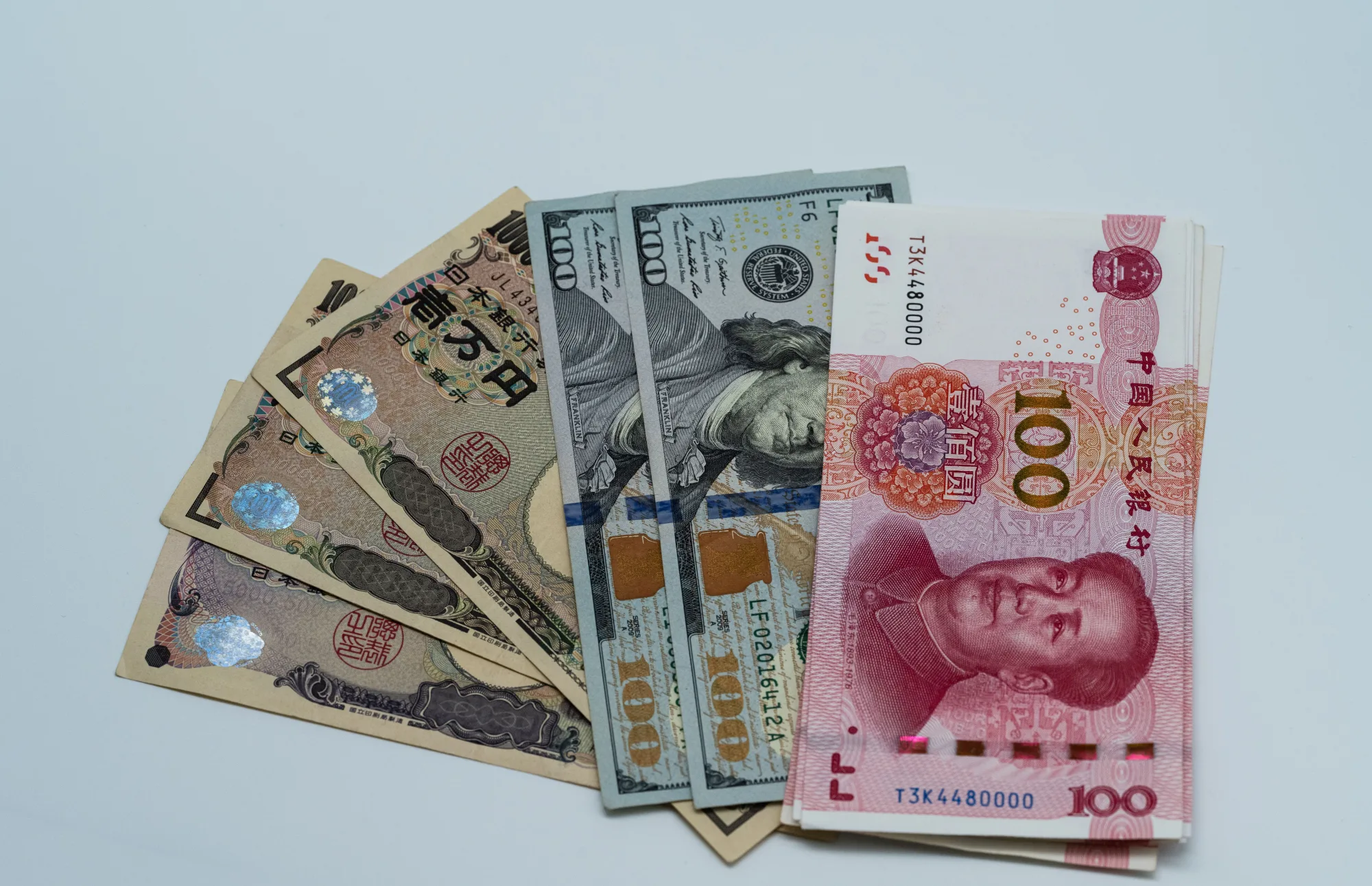 Banknoten aus mehreren Ländern liegen nebeneinander