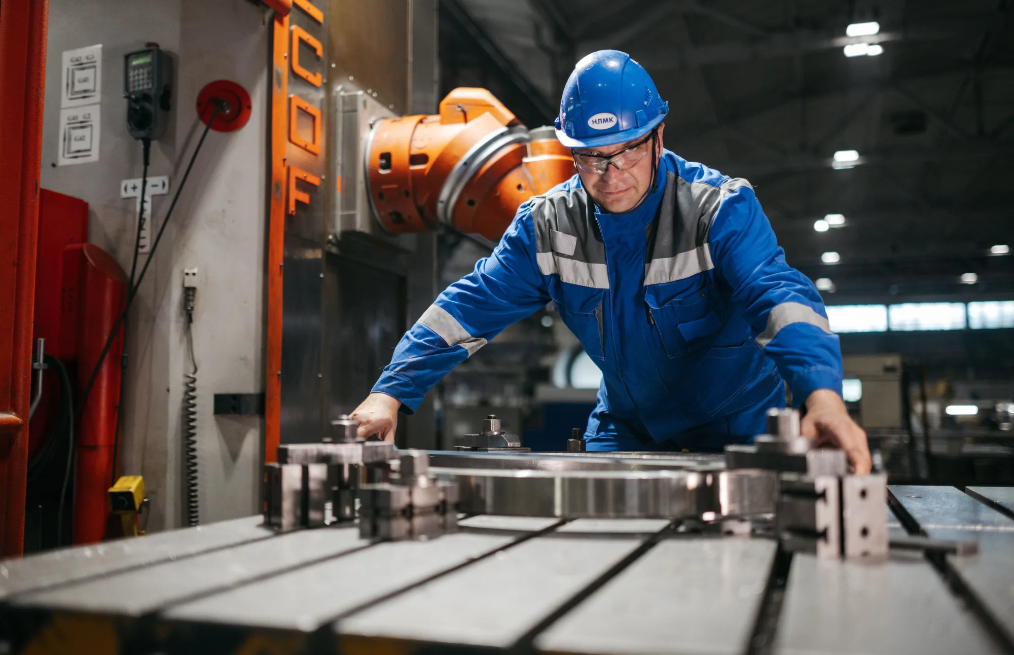 Ein Facharbeiter bedient eine moderne Industriemaschine.