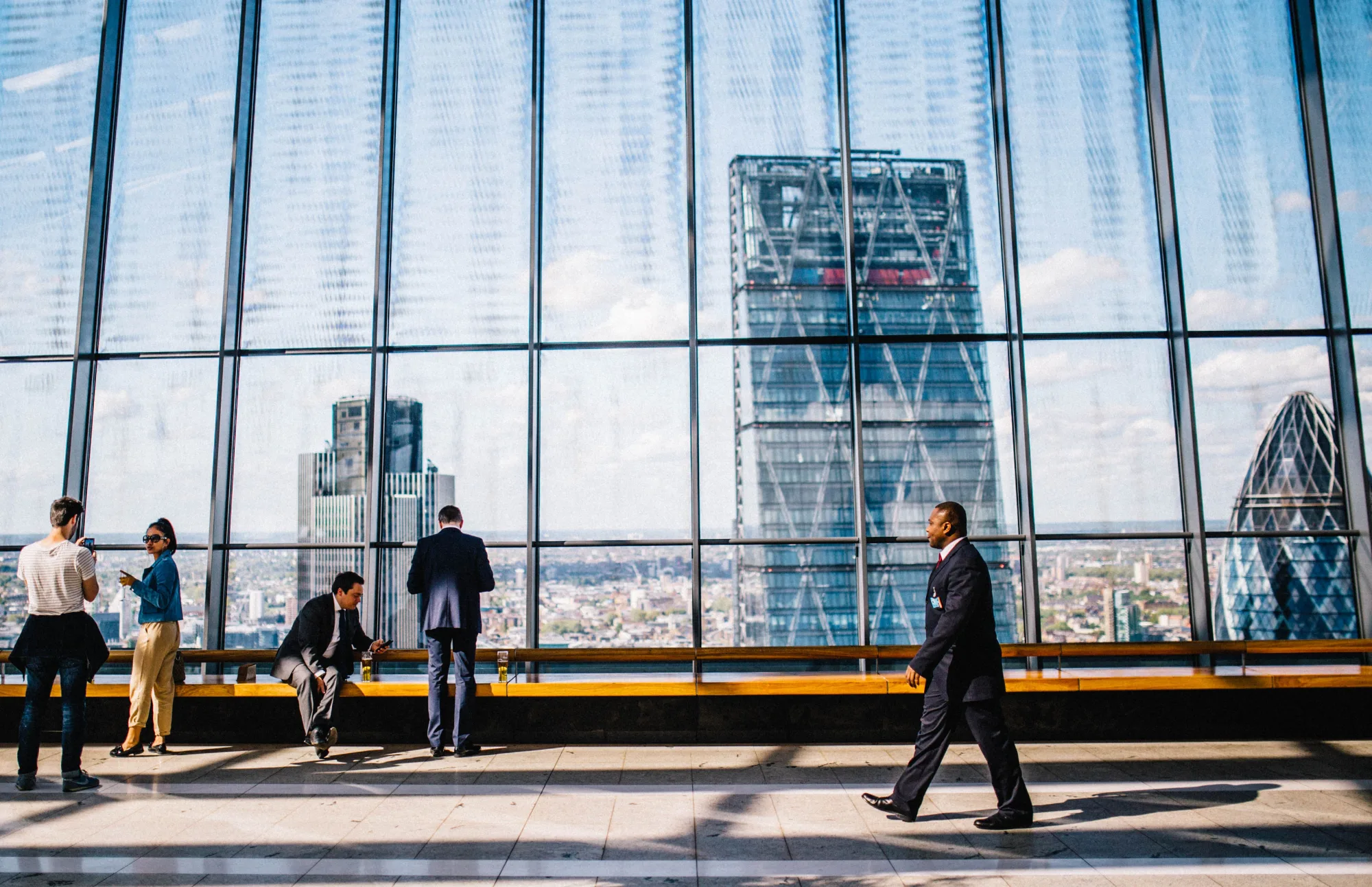 Geschäftsleute in einem Büro mit Blick auf die Londoner Skyline