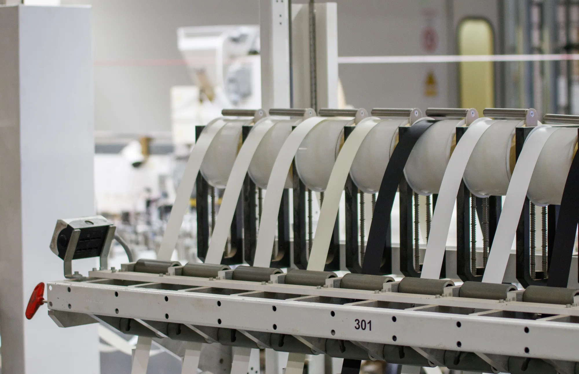 Reihe gleichartiger Bauteile in einer industriellen Produktionsanlage