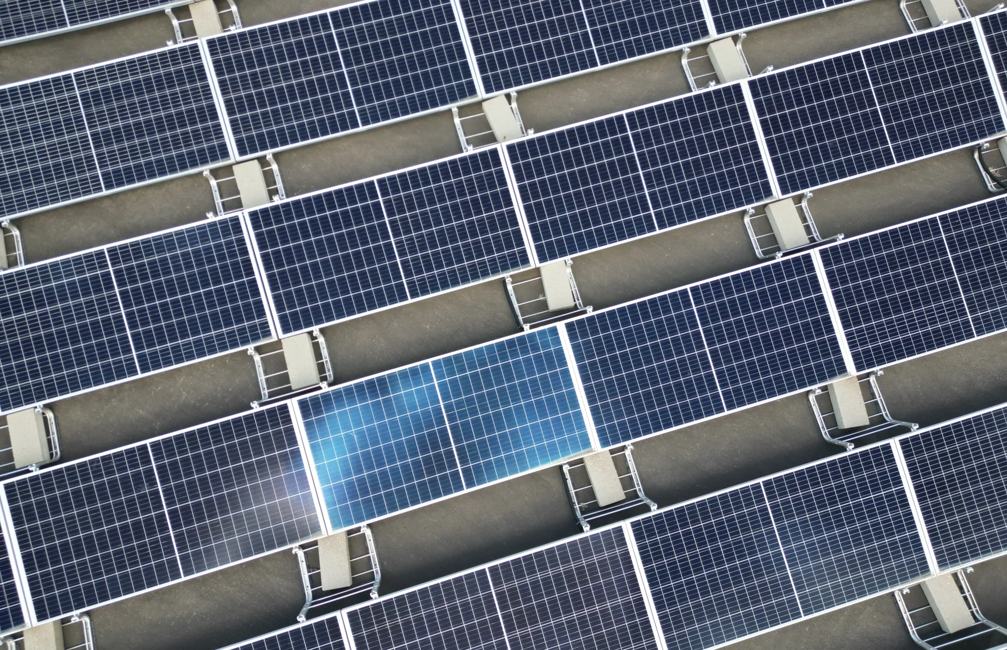 Solarmodule bedecken das Dach eines großen Gebäudes