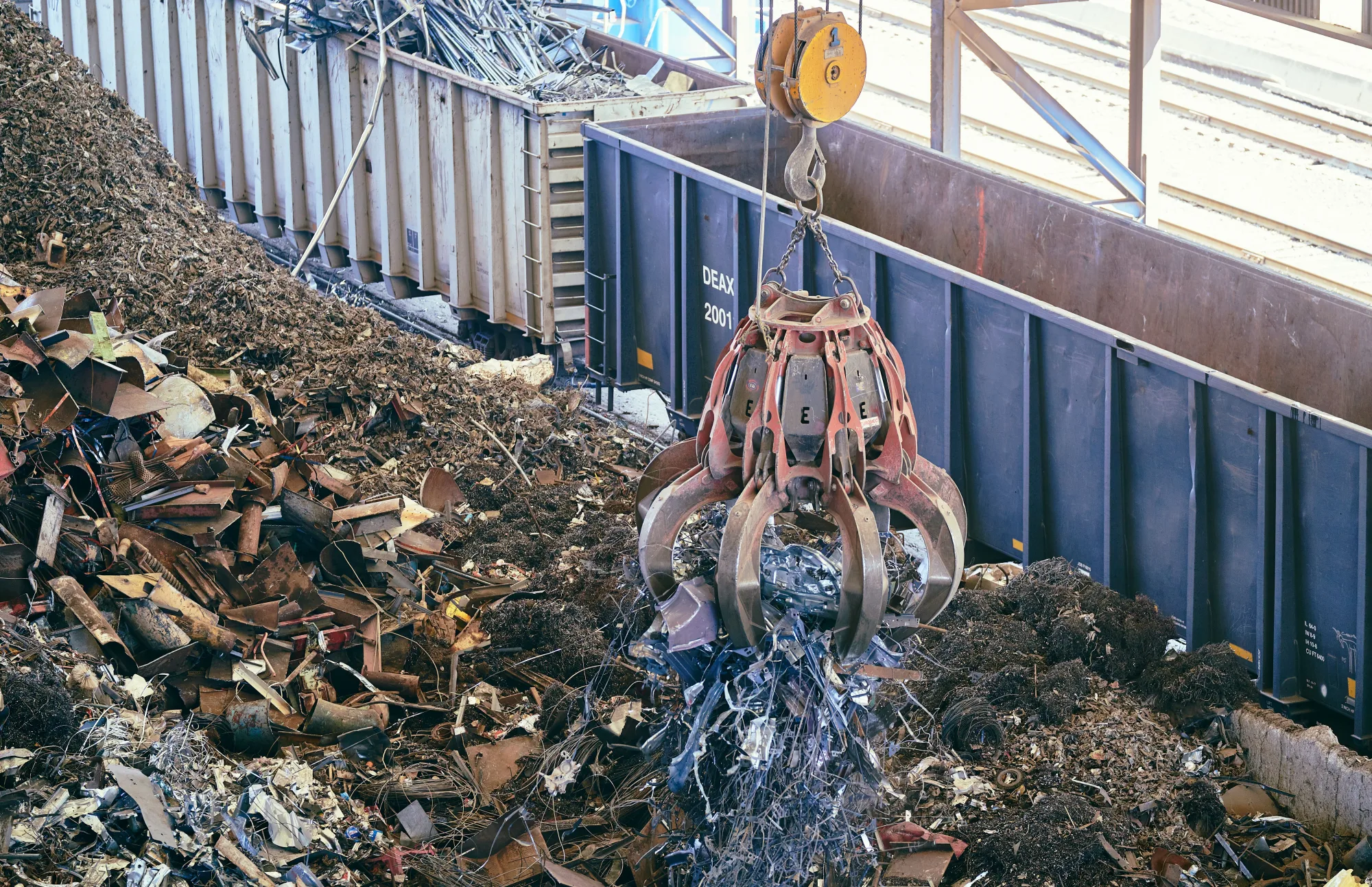 Eine Sortieranlage verarbeitet Metallschrott in einem Recyclingbetrieb.