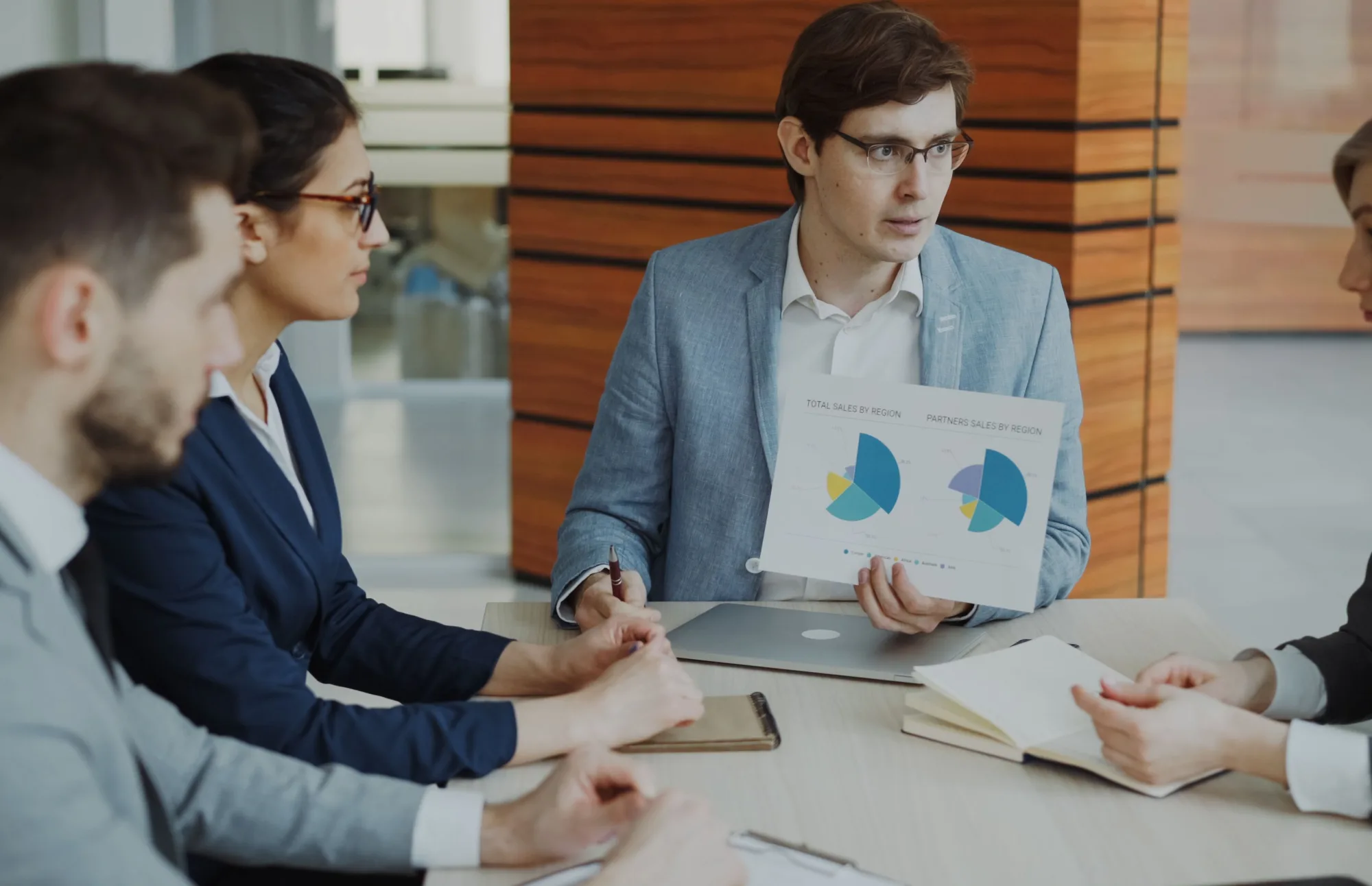 Mehrere Fachleute besprechen Diagramme in einem Büro
