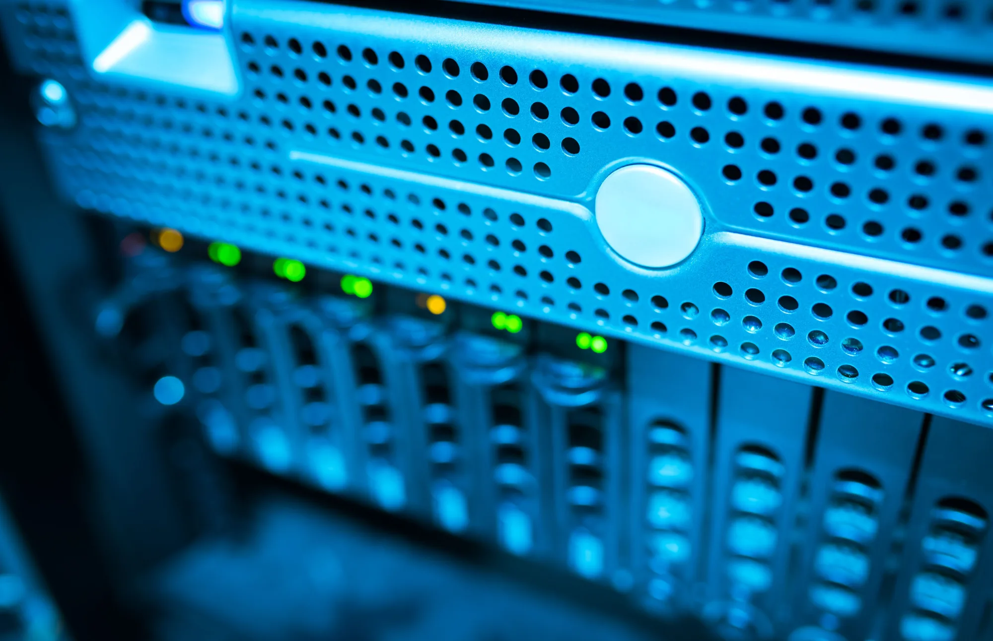 Blaue Servergehäuse zeigen leuchtende Statusanzeigen