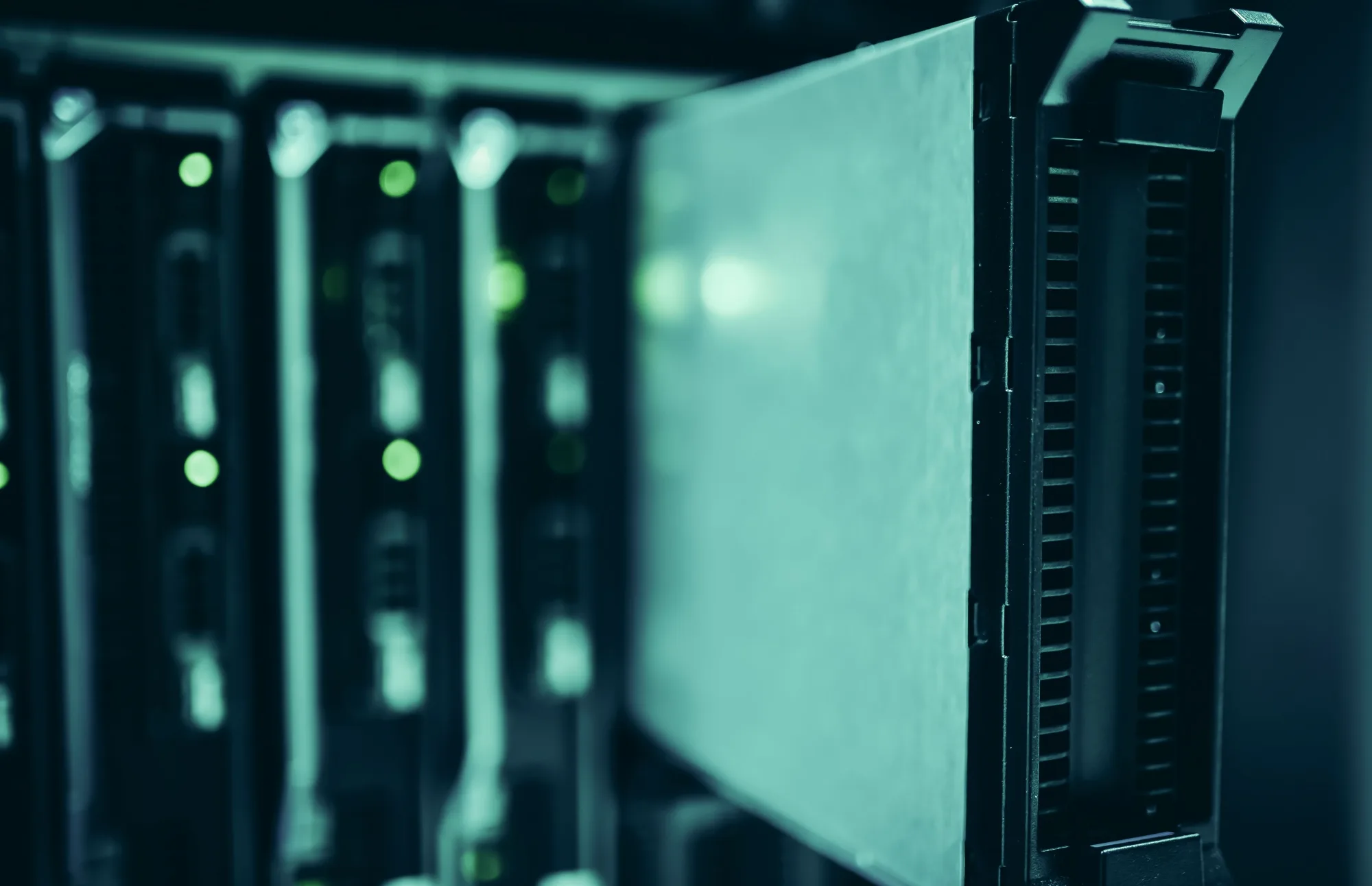 Aktive Serverracks in einem Rechenzentrum