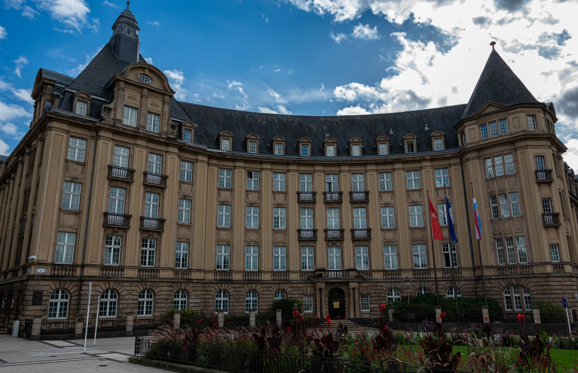 Historisches Gebäude mit Flaggen in Luxemburg-Stadt als Motiv für europäische Staatsanleihen.
