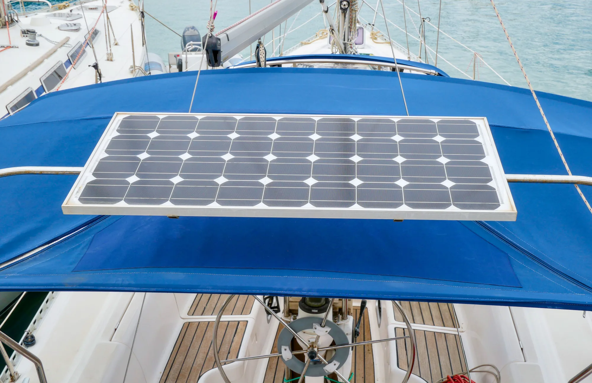 Ein Solarmodul versorgt die Bordtechnik eines Segelboots mit erneuerbarer Energie.
