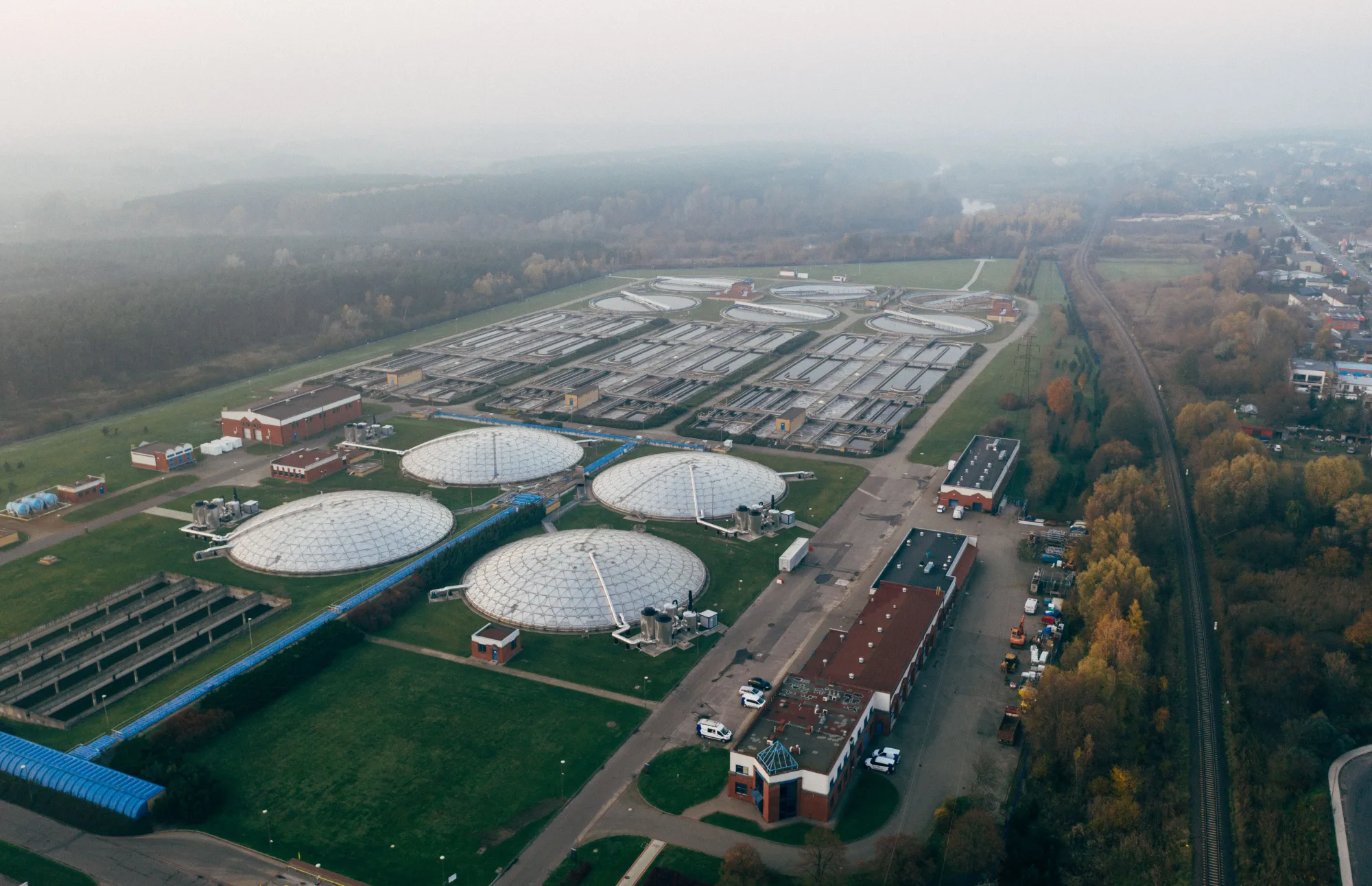 Eine große Wasseraufbereitungsanlage ist aus der Luft zu sehen