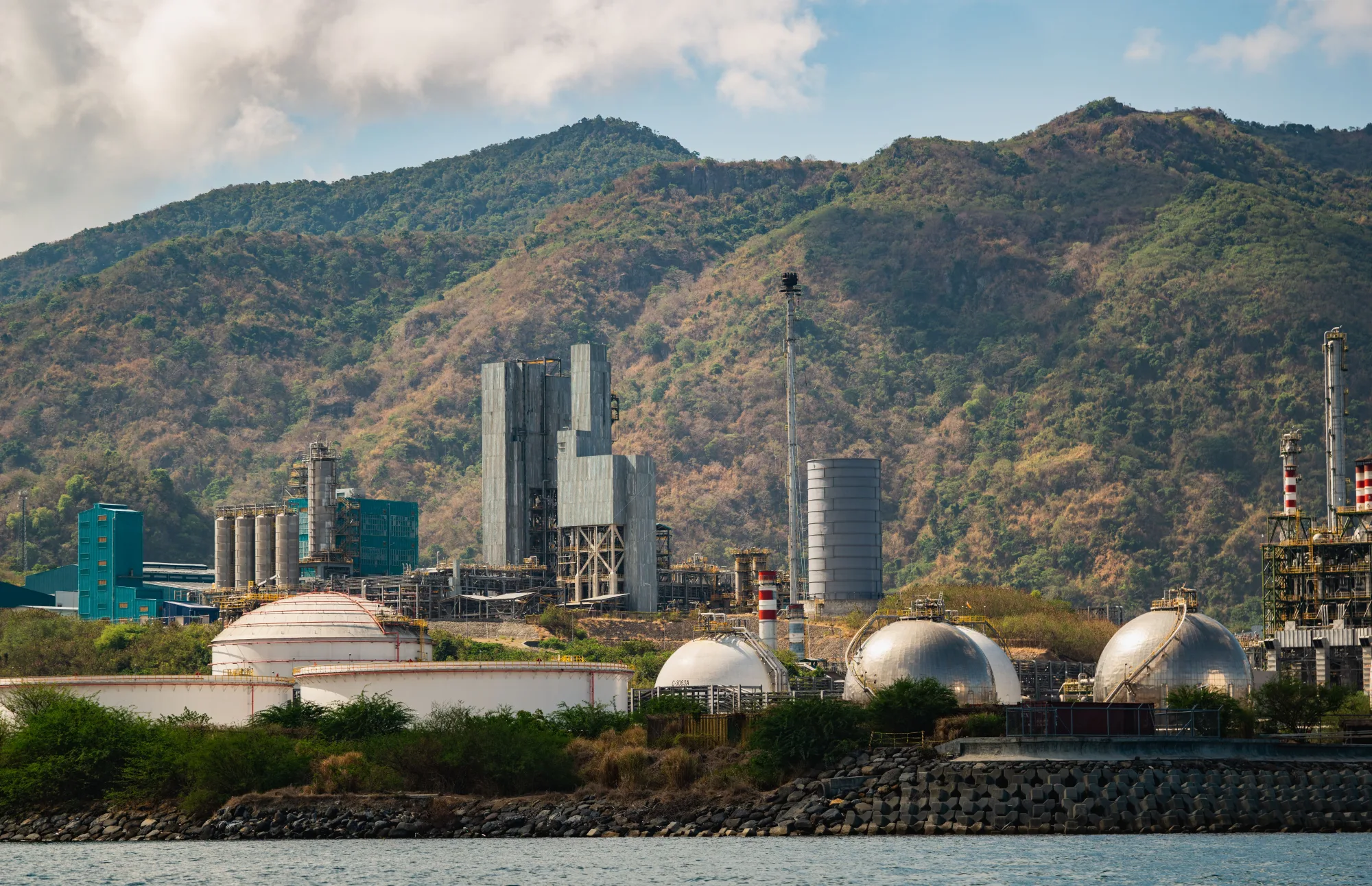 Eine Industrieanlage zur Erzeugung und Verarbeitung von Energie