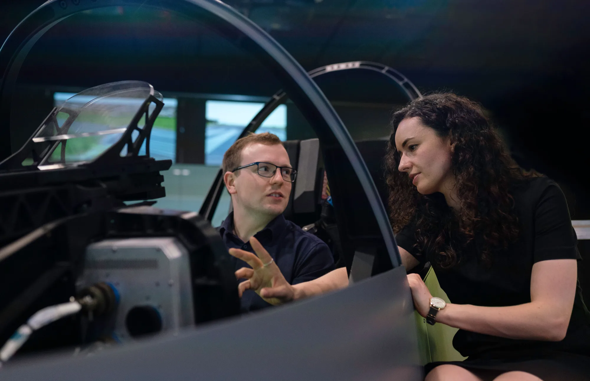 Zwei Fachleute analysieren Technik in einem Flugzeugcockpit.