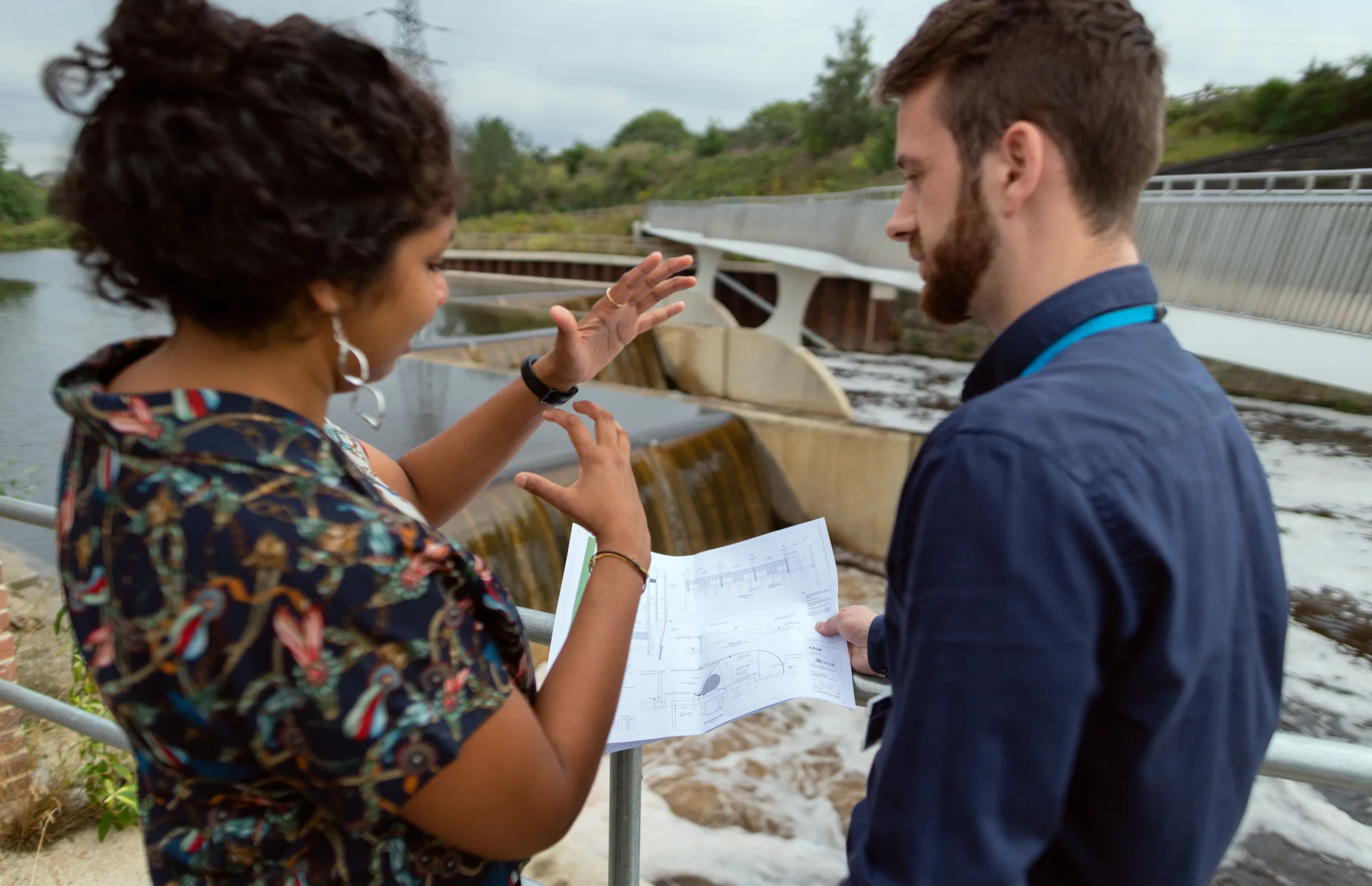 Zwei Ingenieure besprechen Pläne an einer Wasseranlage