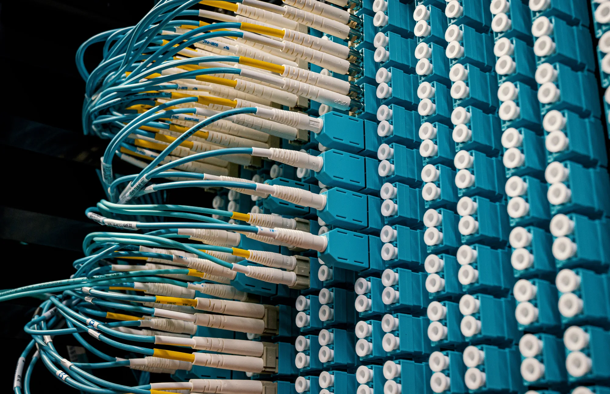 Glasfaserkabel verbinden Netzwerkhardware in einem Rechenzentrum.