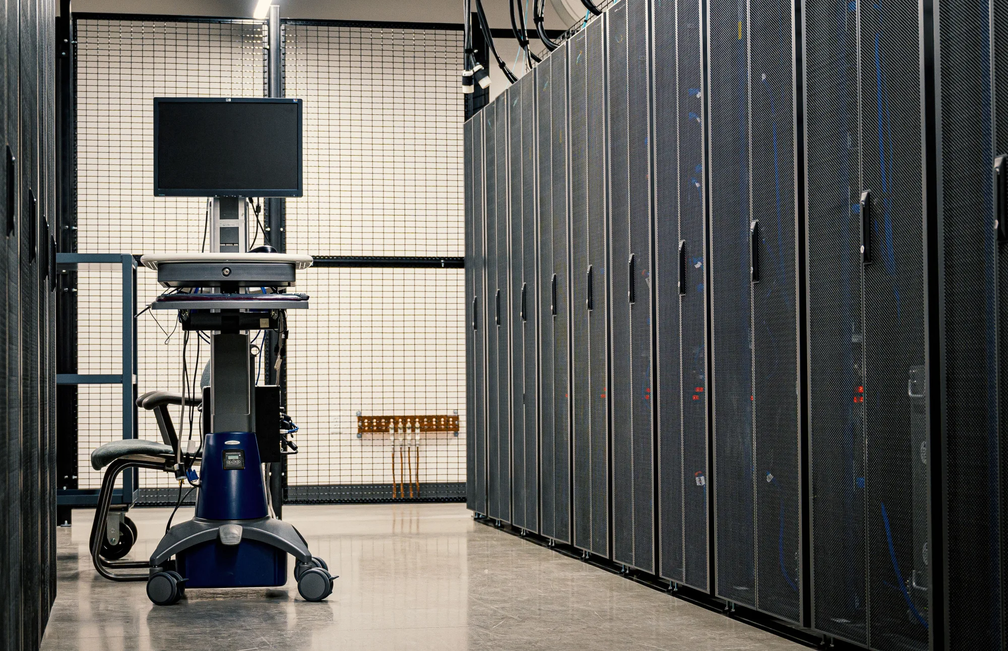 Serverreihen und ein Wartungswagen in einem Rechenzentrum