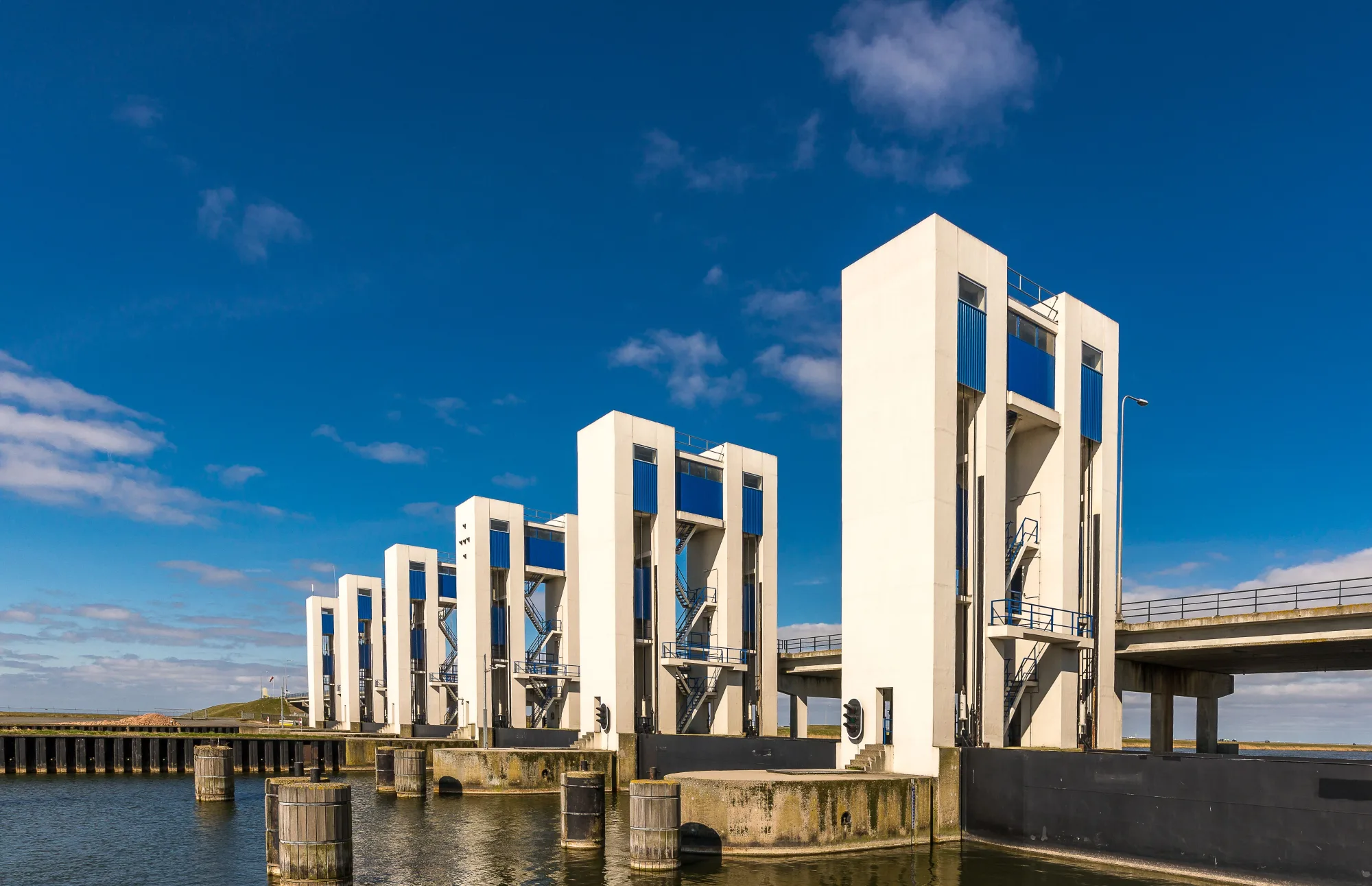Mehrere hydraulische Tore stehen an einem Gewässer