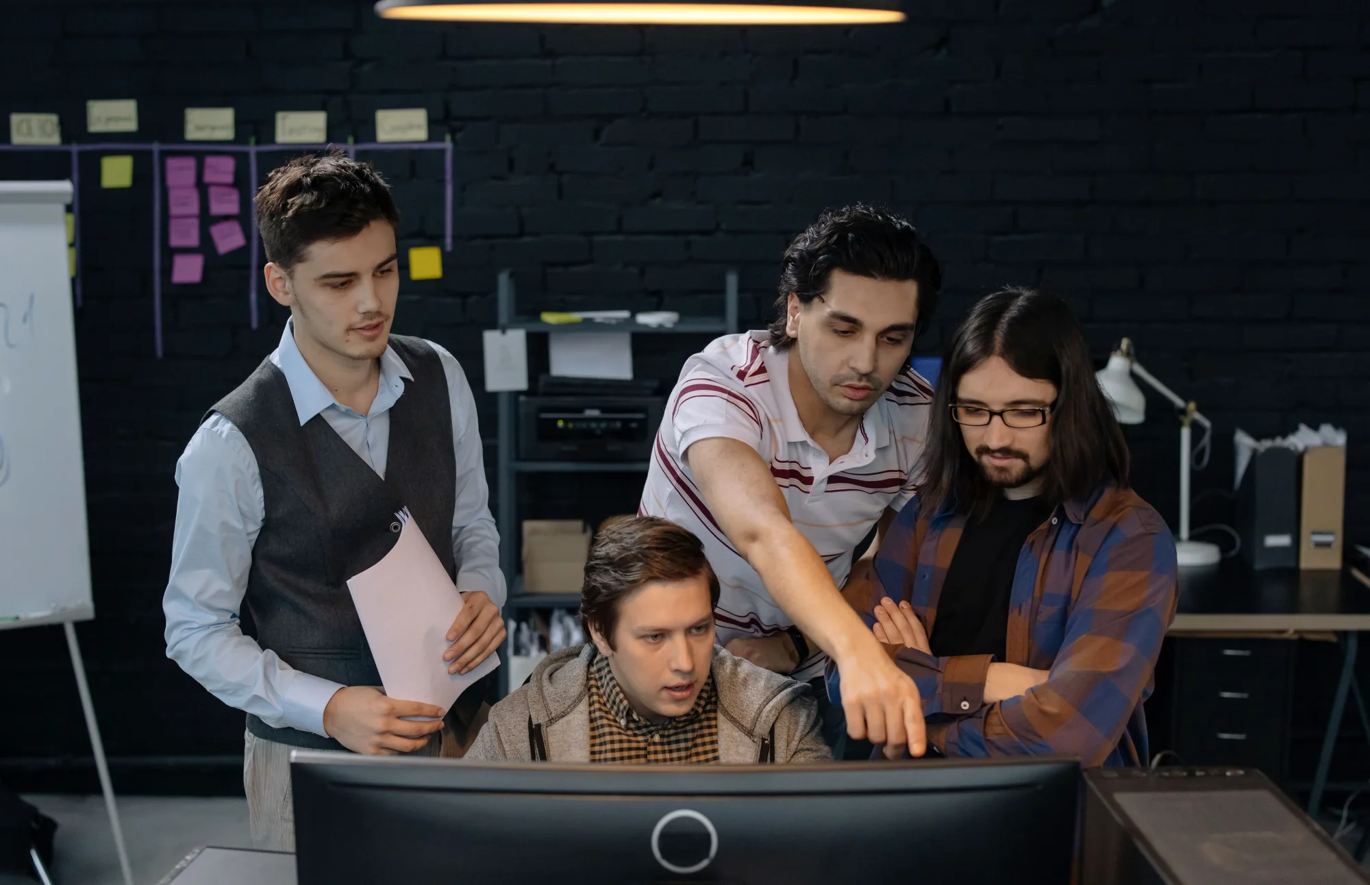 Ein Entwicklerteam arbeitet gemeinsam an einem Computer.