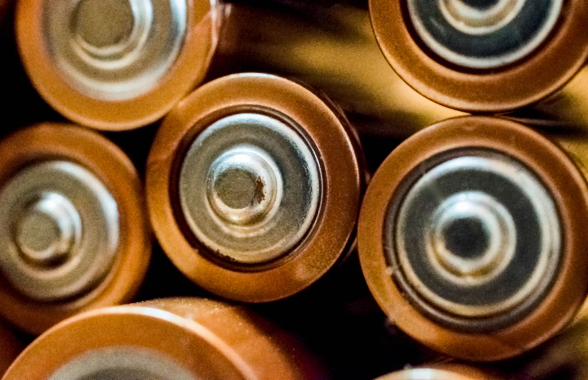 Mehrere zylindrische Batteriezellen sind aus nächster Nähe zu sehen