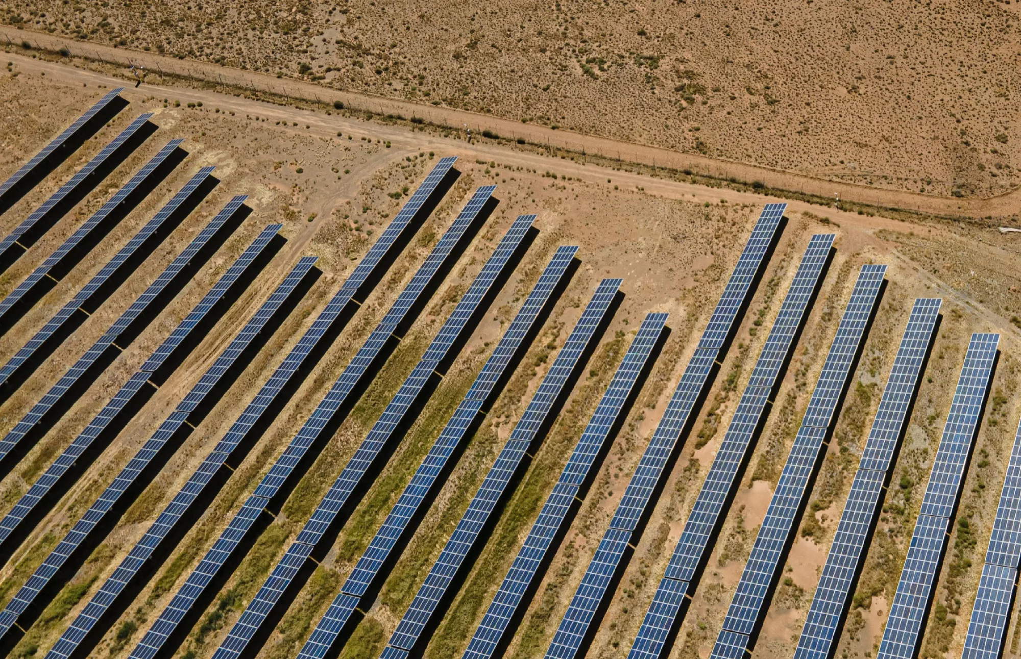 Luftaufnahme eines Solarparks bei De Aar in Südafrika.