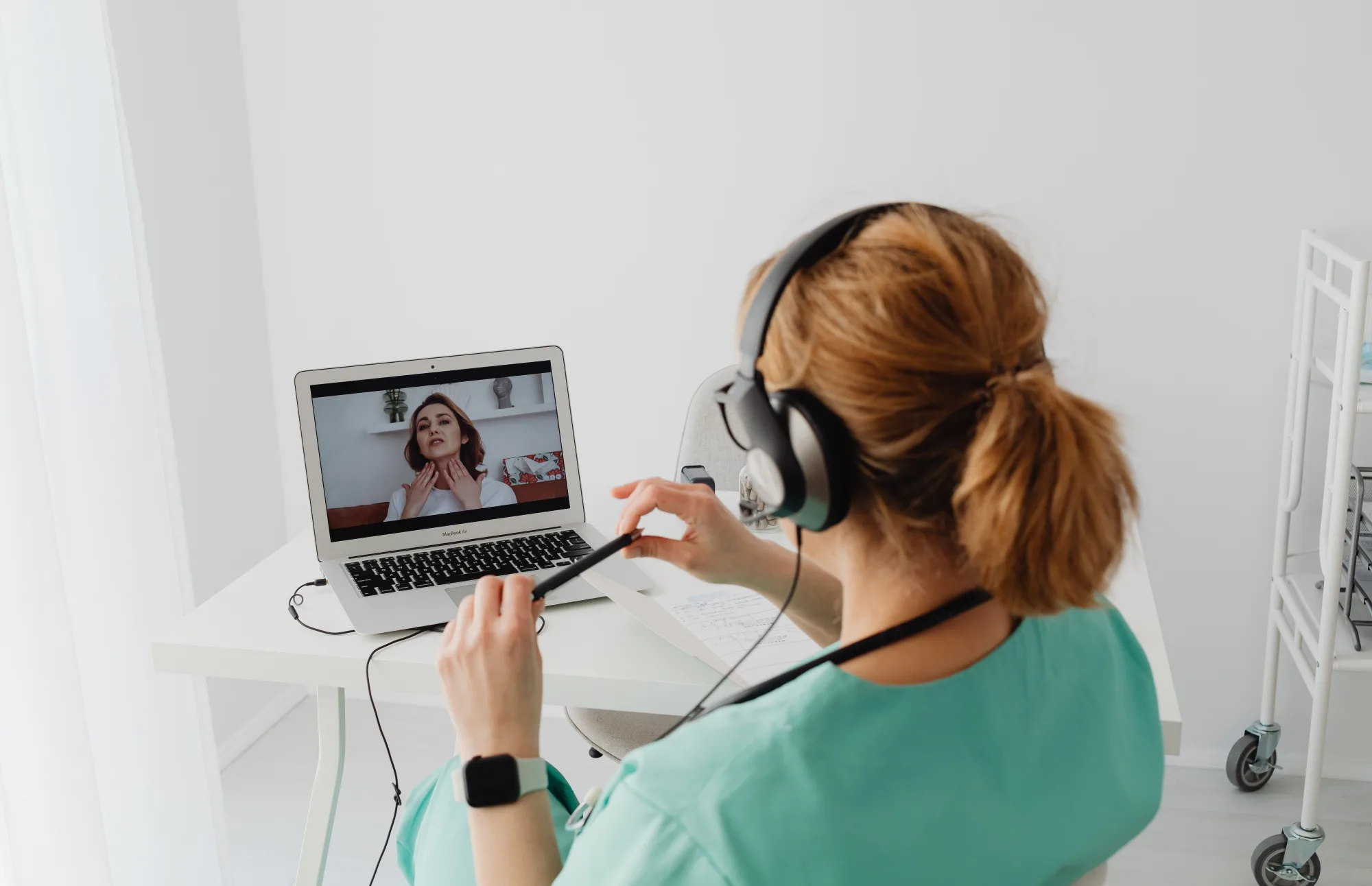 Eine Ärztin führt per Laptop eine digitale Sprechstunde.