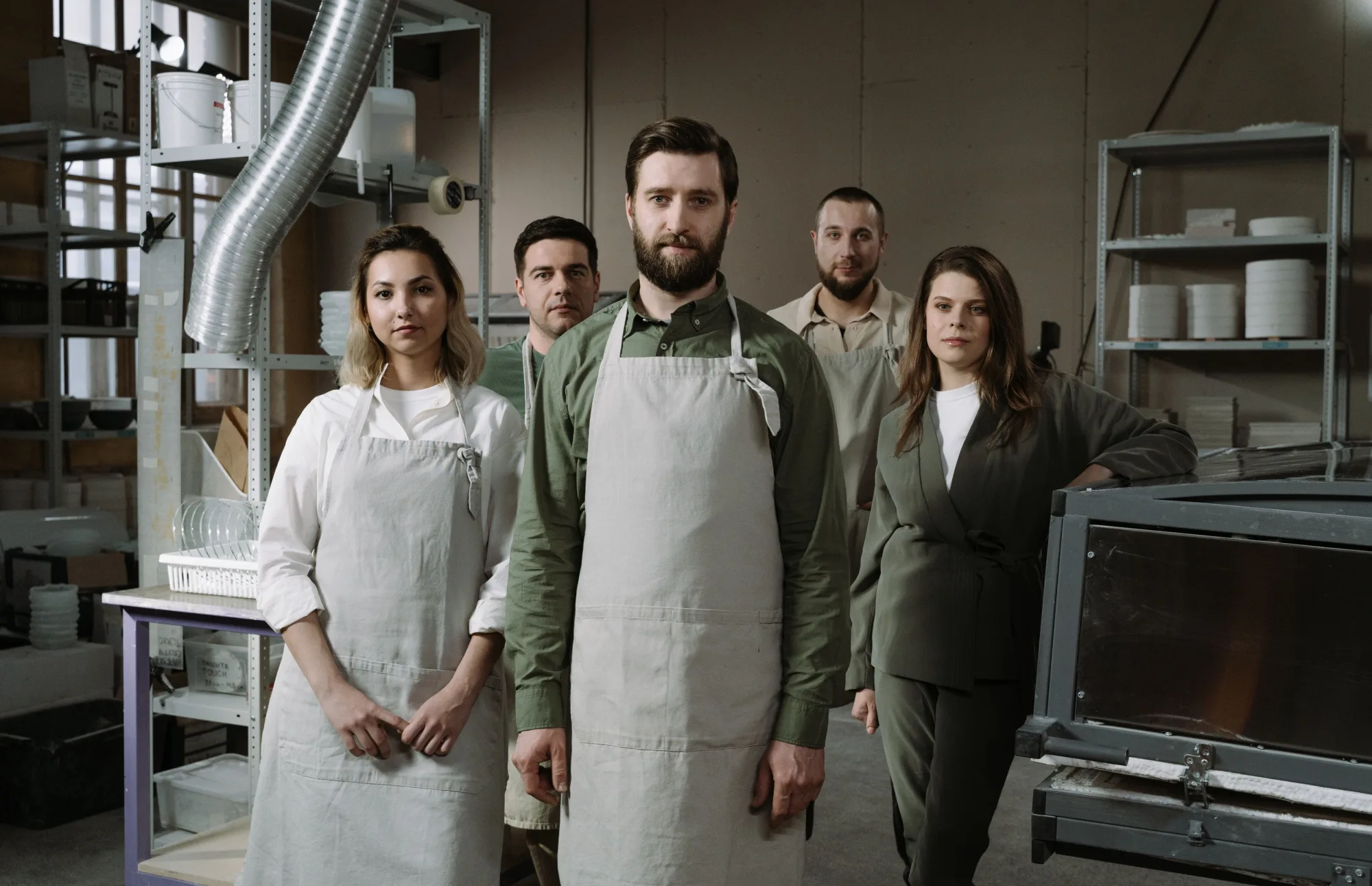 Ein Team steht gemeinsam in einer Produktionswerkstatt