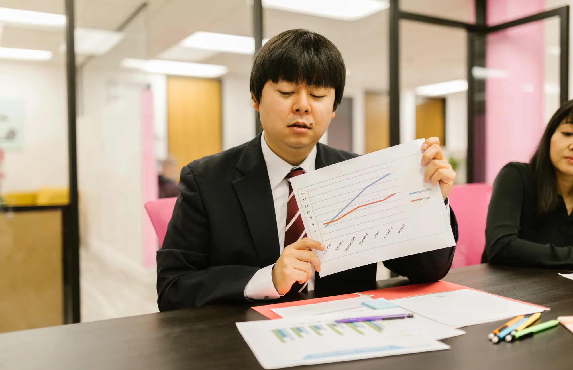 Finanzexperte erläutert ein Diagramm bei einer Bürobesprechung