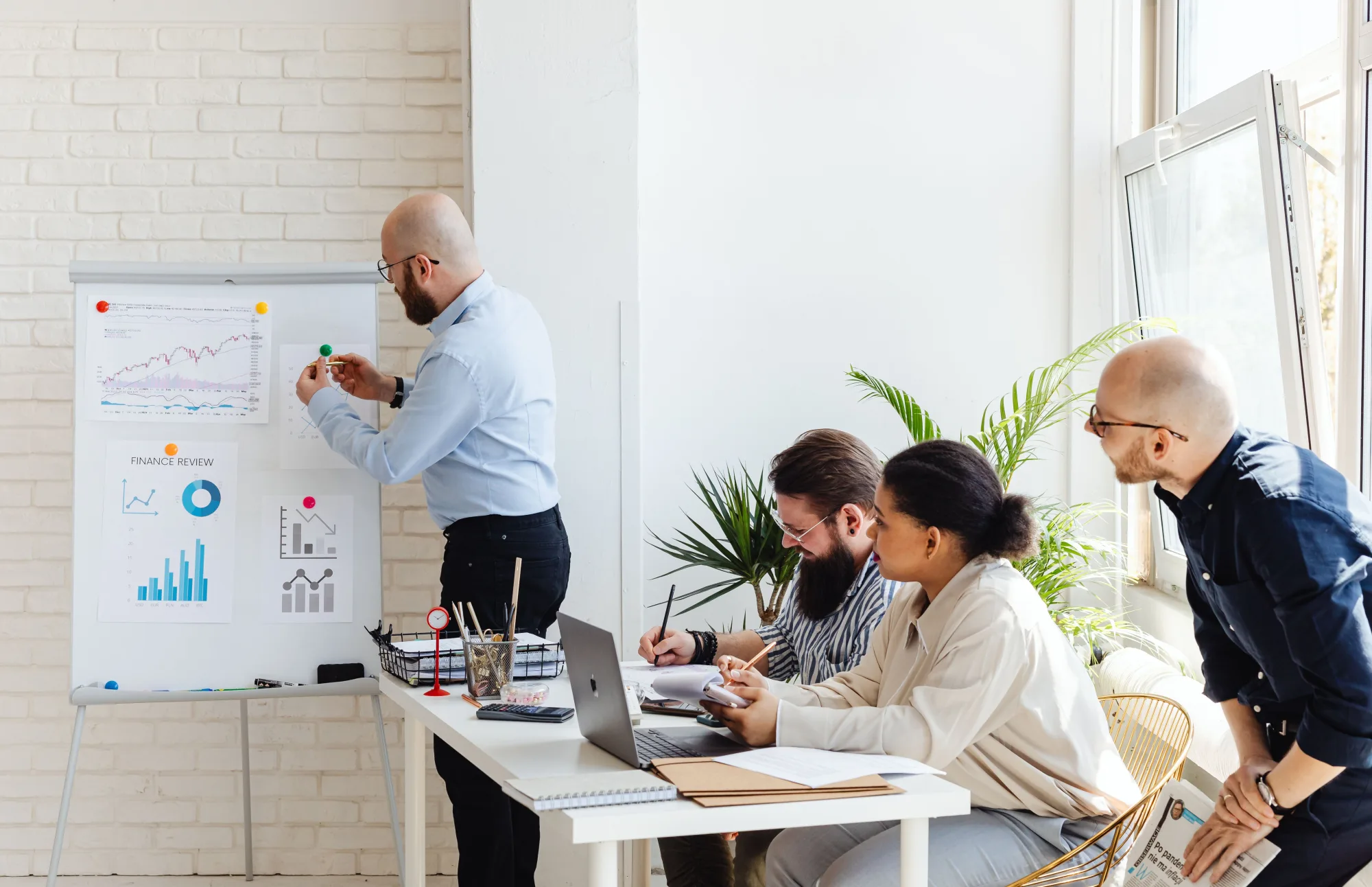 Ein Team bespricht gemeinsam gedruckte Finanzdiagramme.
