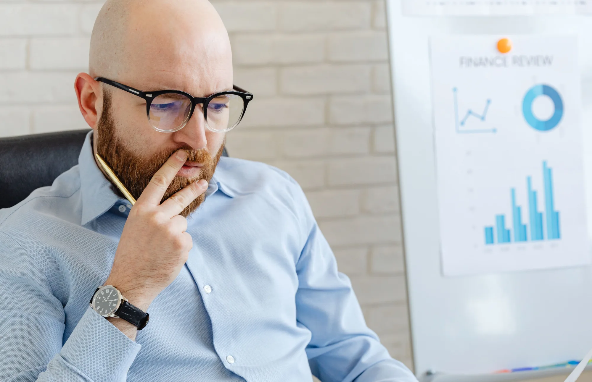 Ein Analyst prüft Finanzdiagramme an einem Whiteboard.