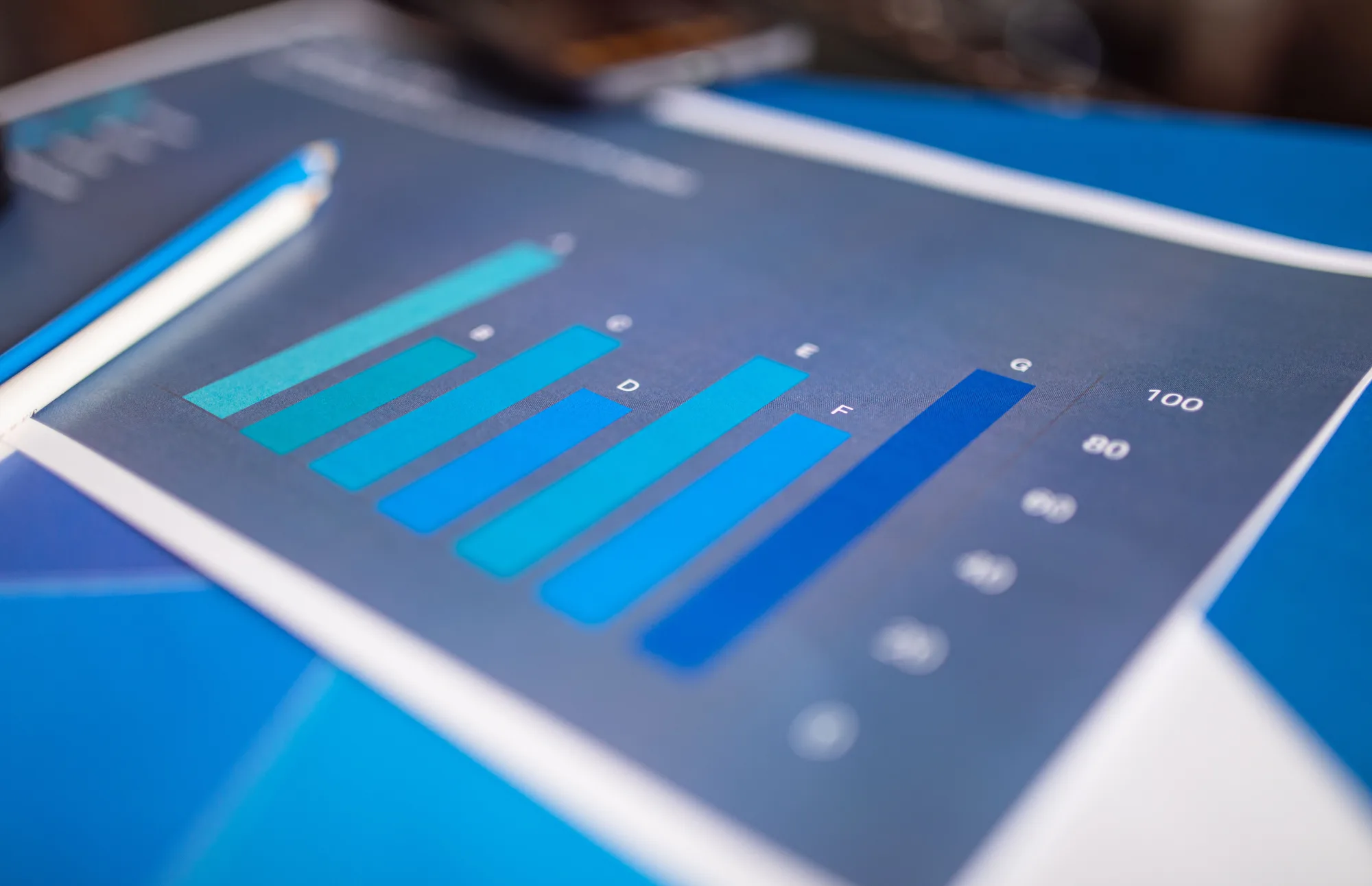 Blaue Diagramme auf gedruckten Finanzunterlagen