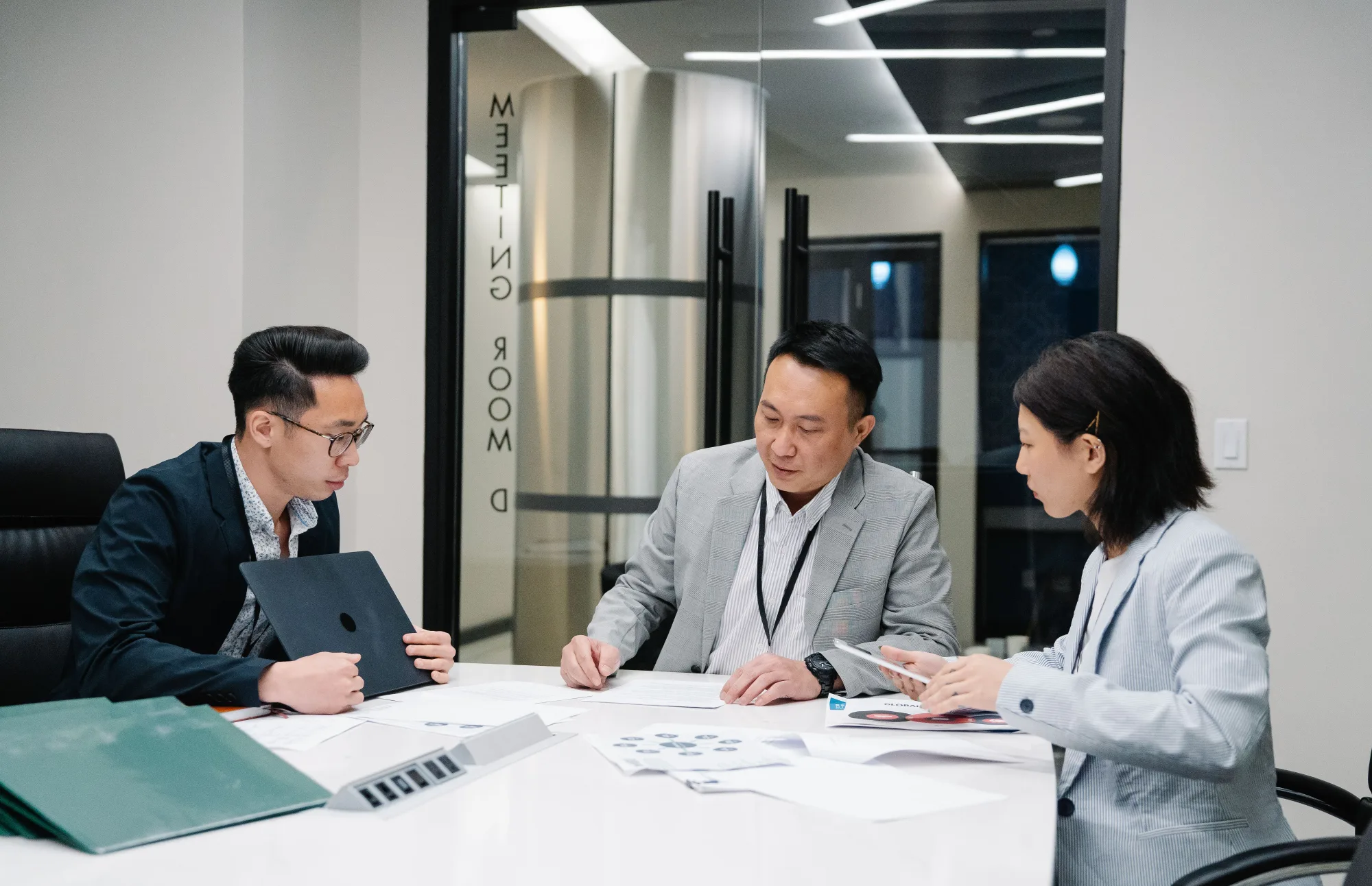Ein asiatisches Team bespricht internationale Geschäftsbeziehungen