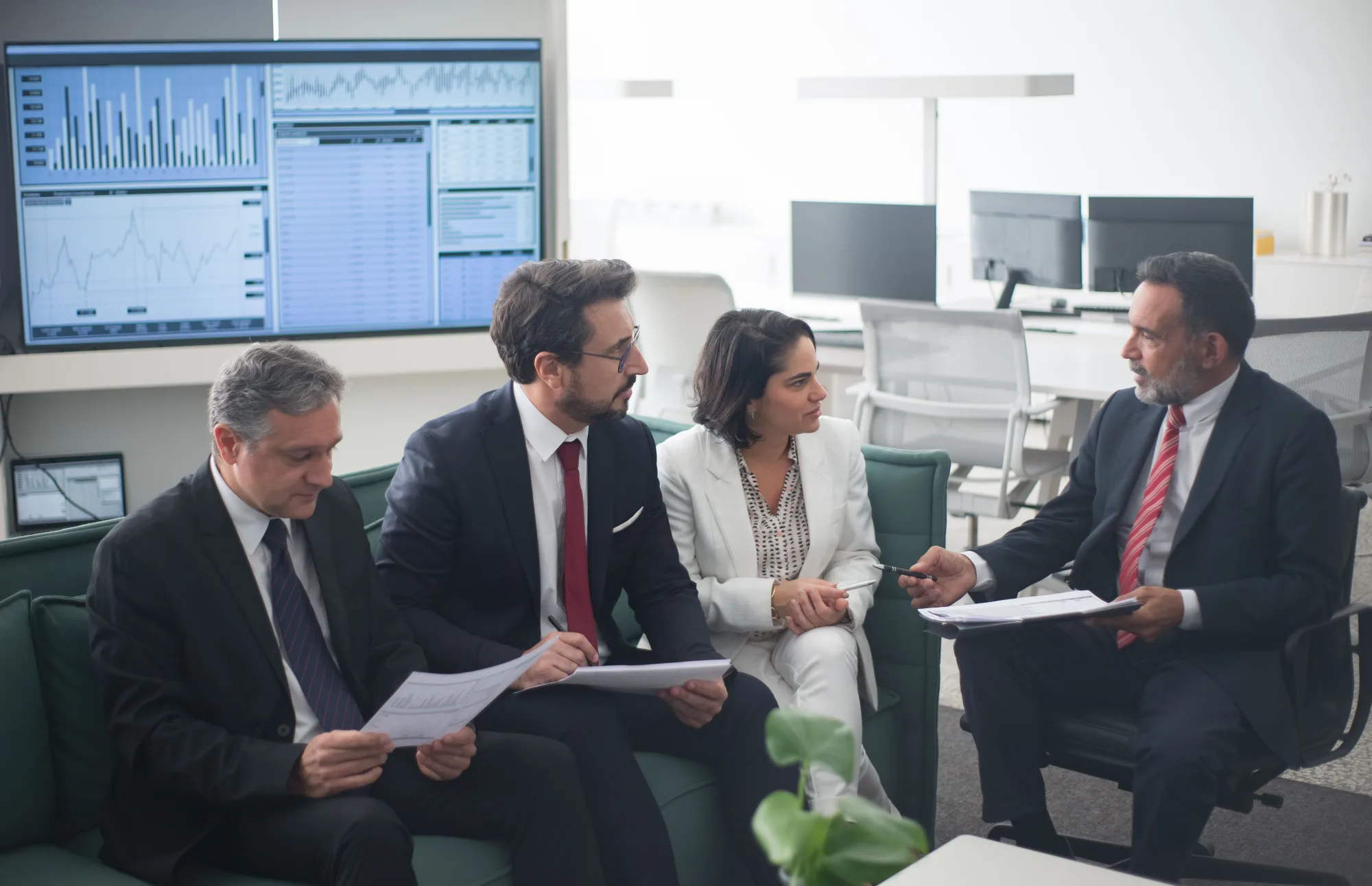 Eine Finanzberaterin bespricht mit Kunden ihre Fondsanlage