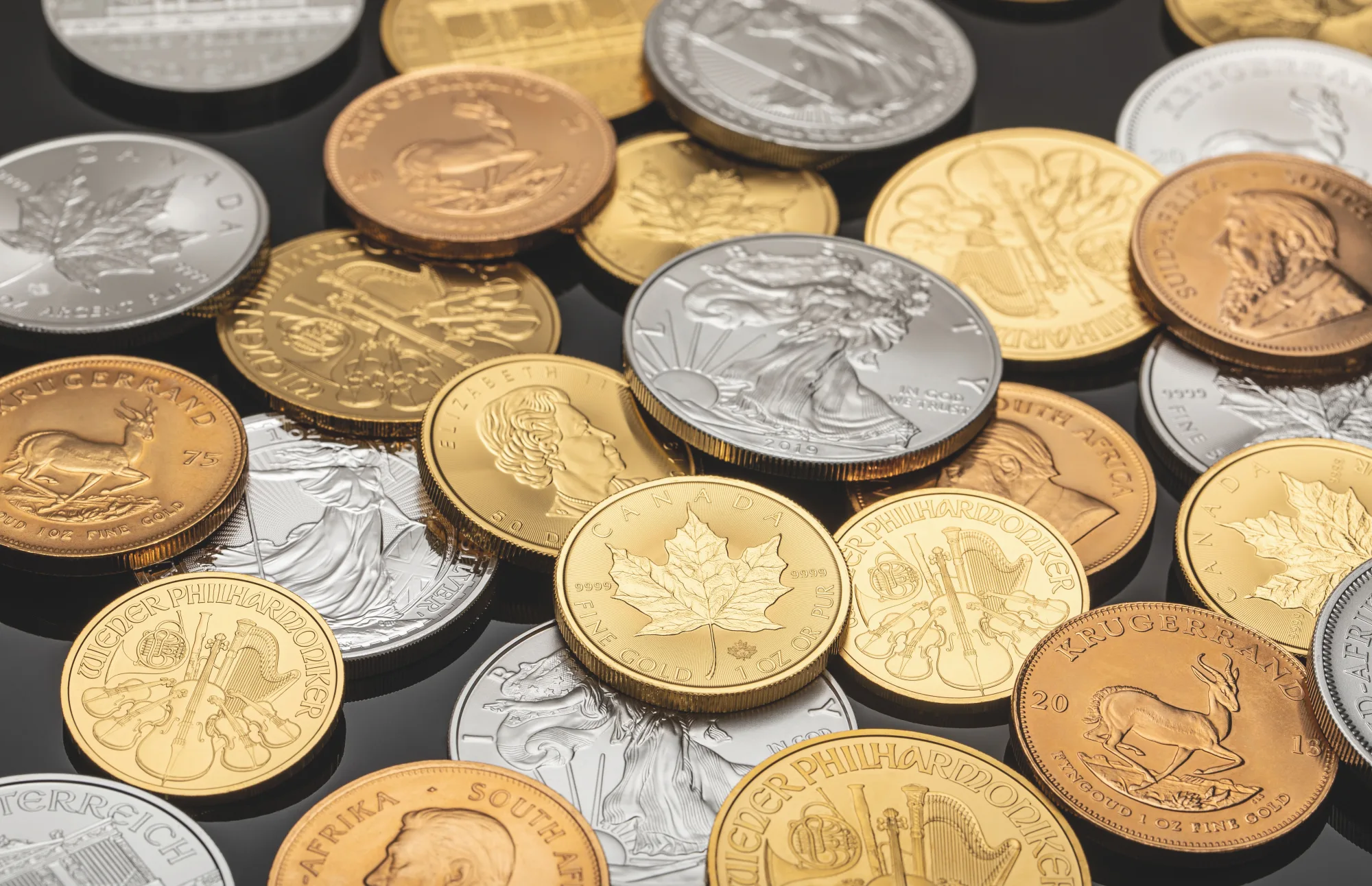 Gold- und Silbermünzen veranschaulichen die Entwicklung der Edelmetallpreise.