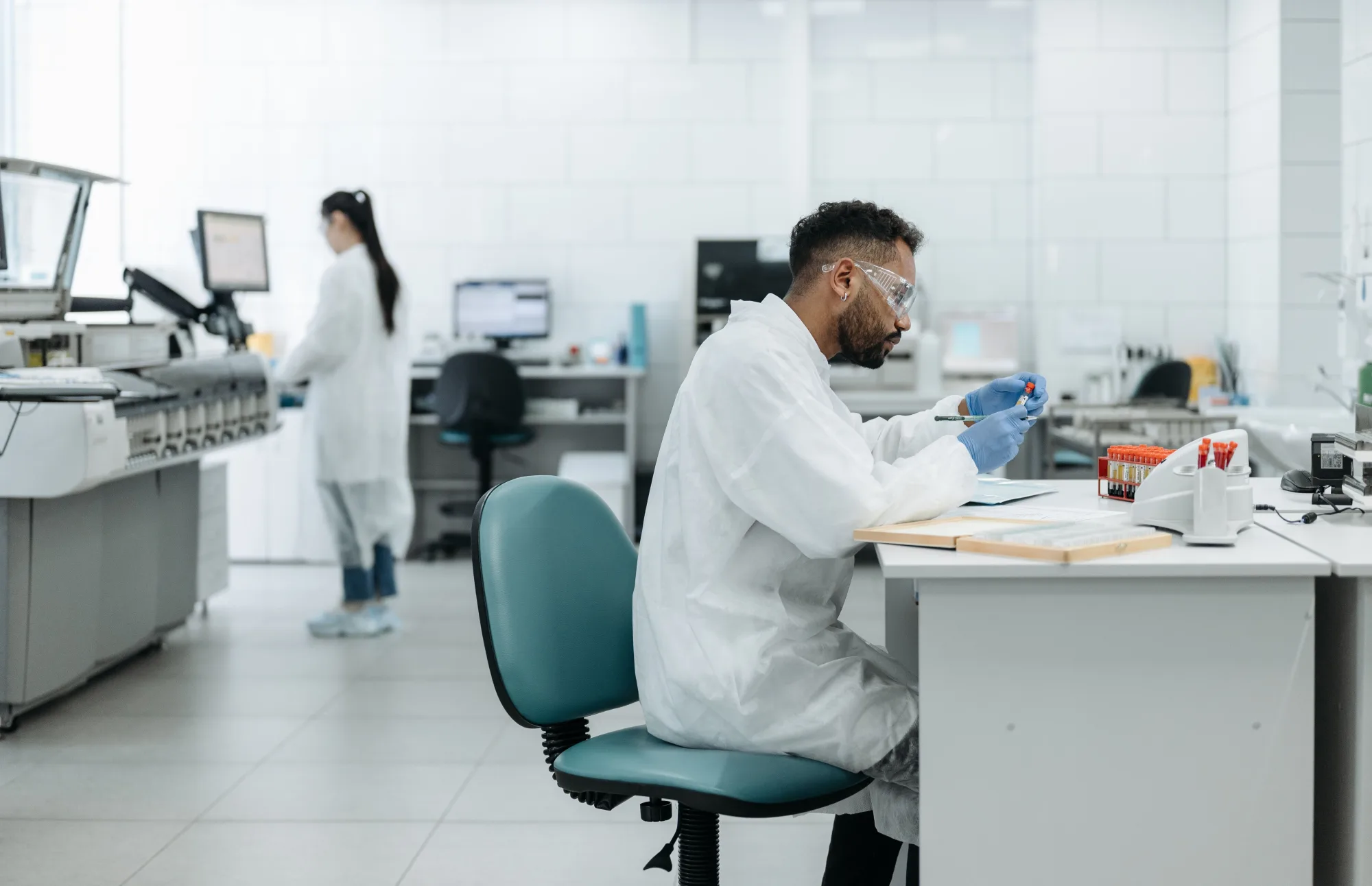 Forschende arbeiten gemeinsam in einem modernen biomedizinischen Labor.