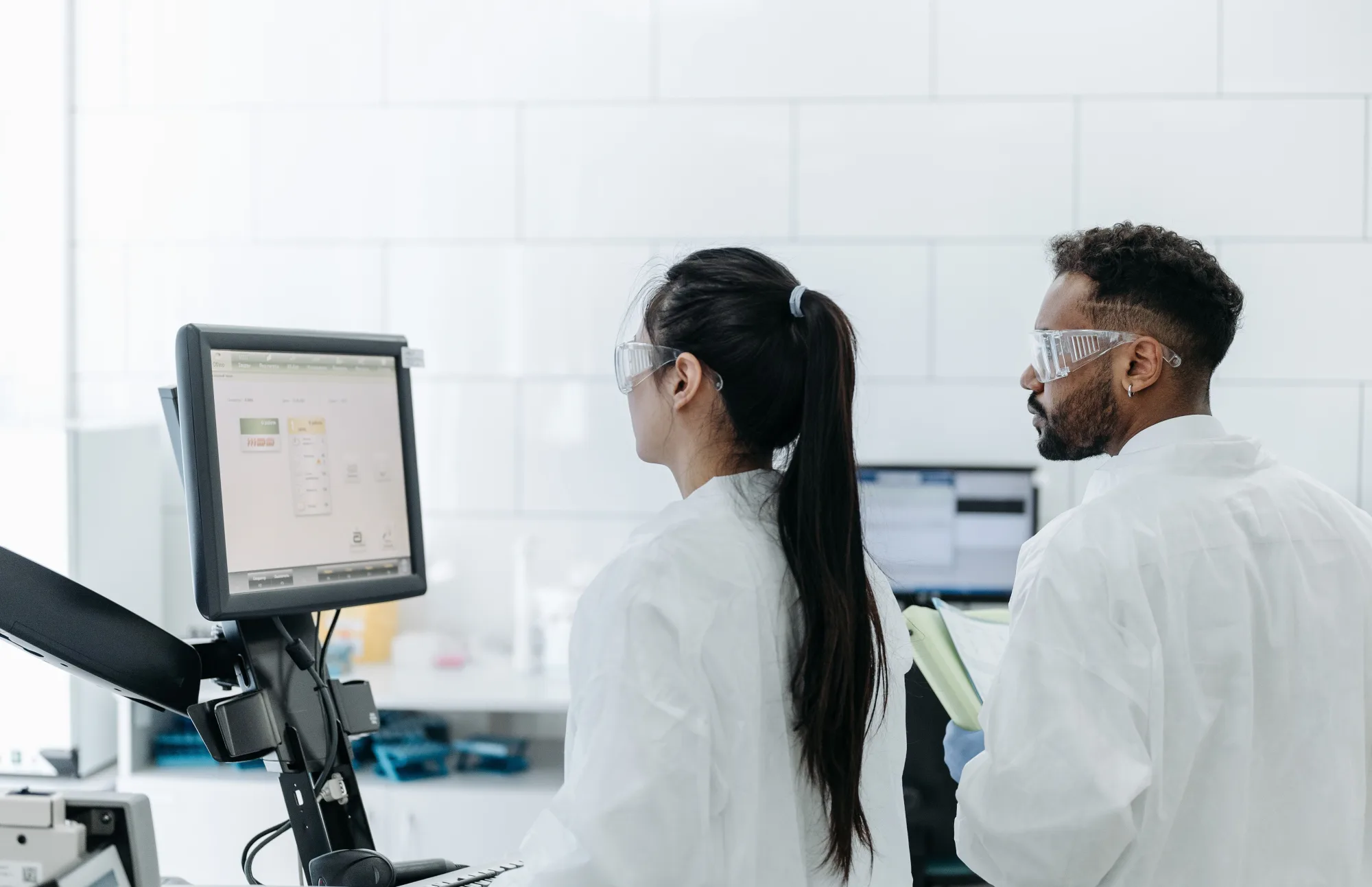 Zwei Wissenschaftler werten Daten an einem Computer im Labor aus.
