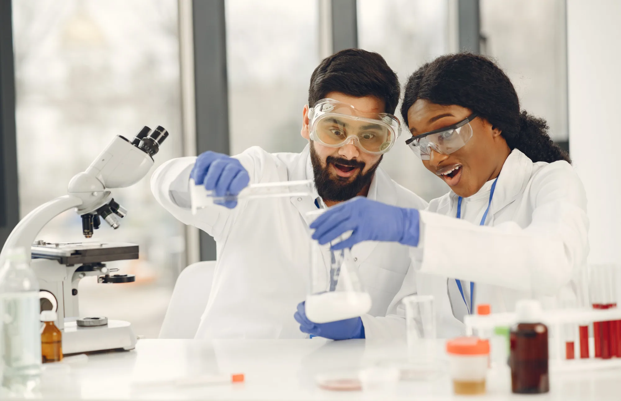 Zwei Wissenschaftler arbeiten gemeinsam in einem Labor