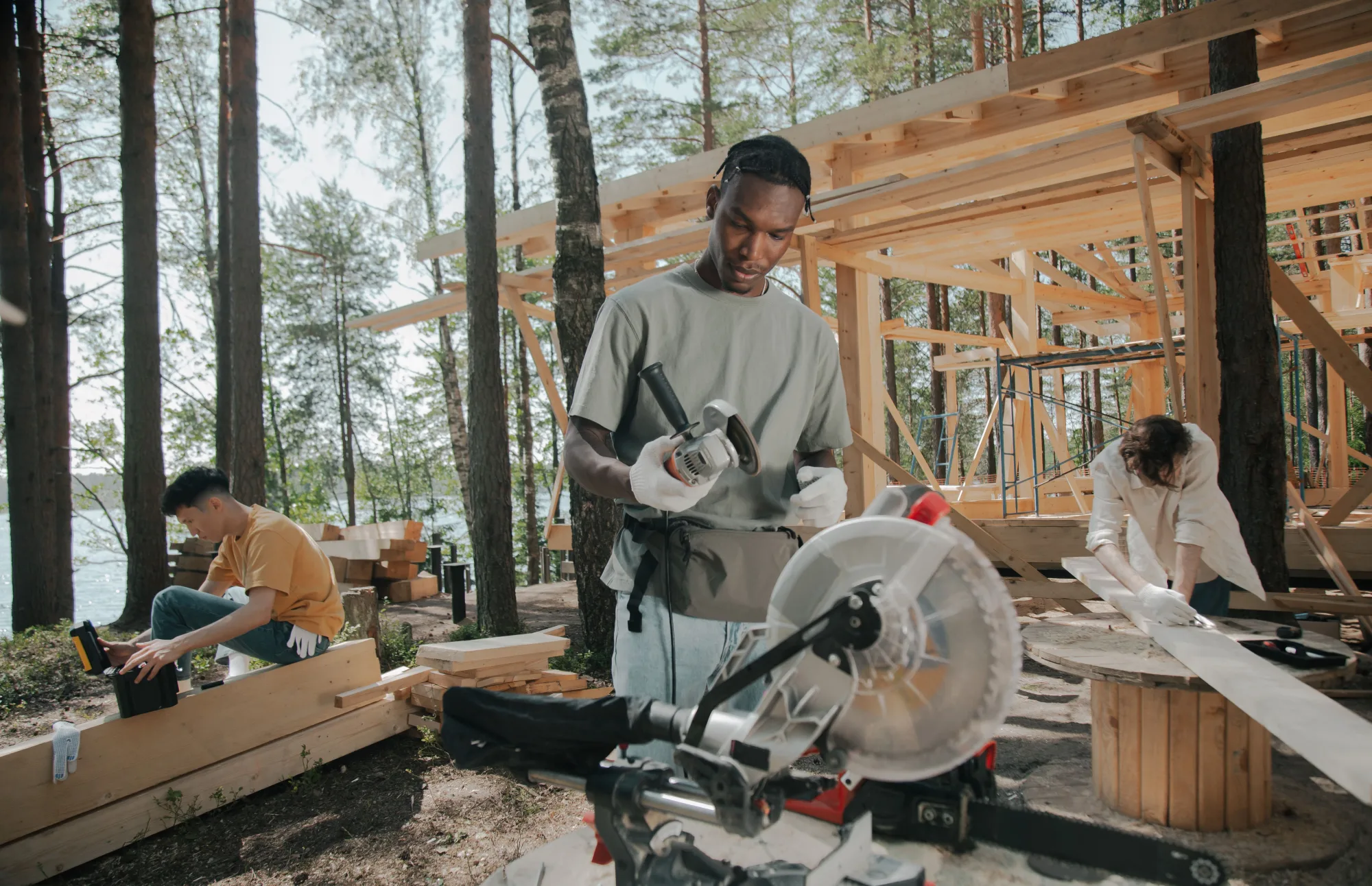 Handwerker arbeitet mit Holz auf einer nachhaltigen Baustelle