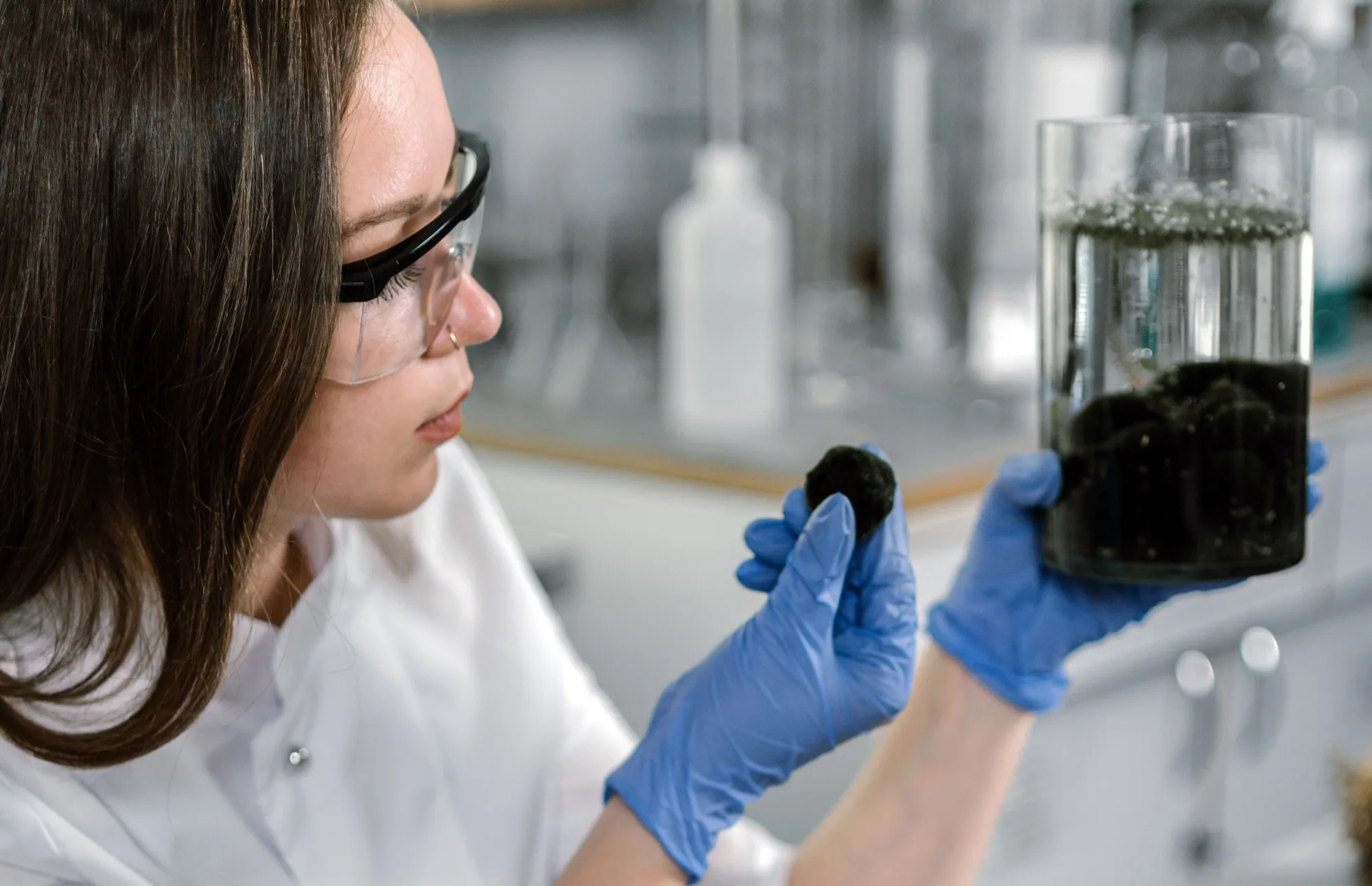 Geologin untersucht Mineralproben in einem Labor.
