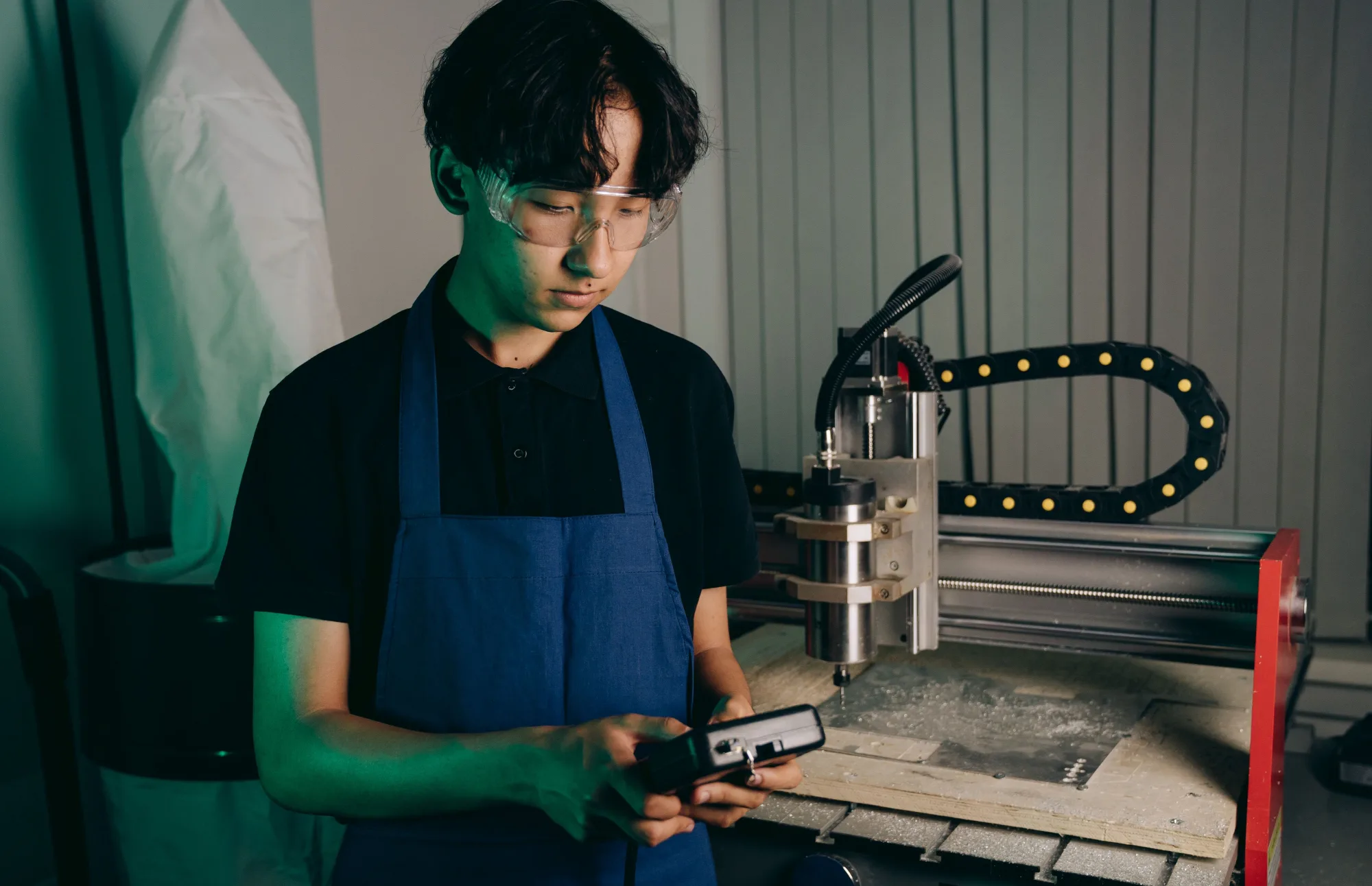 Ingenieur bedient eine digital gesteuerte Maschine in einer Werkstatt