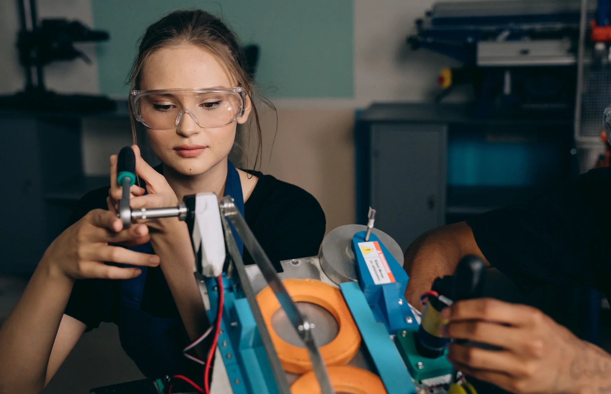 Ingenieurin arbeitet im Labor an Komponenten für Energiespeicher