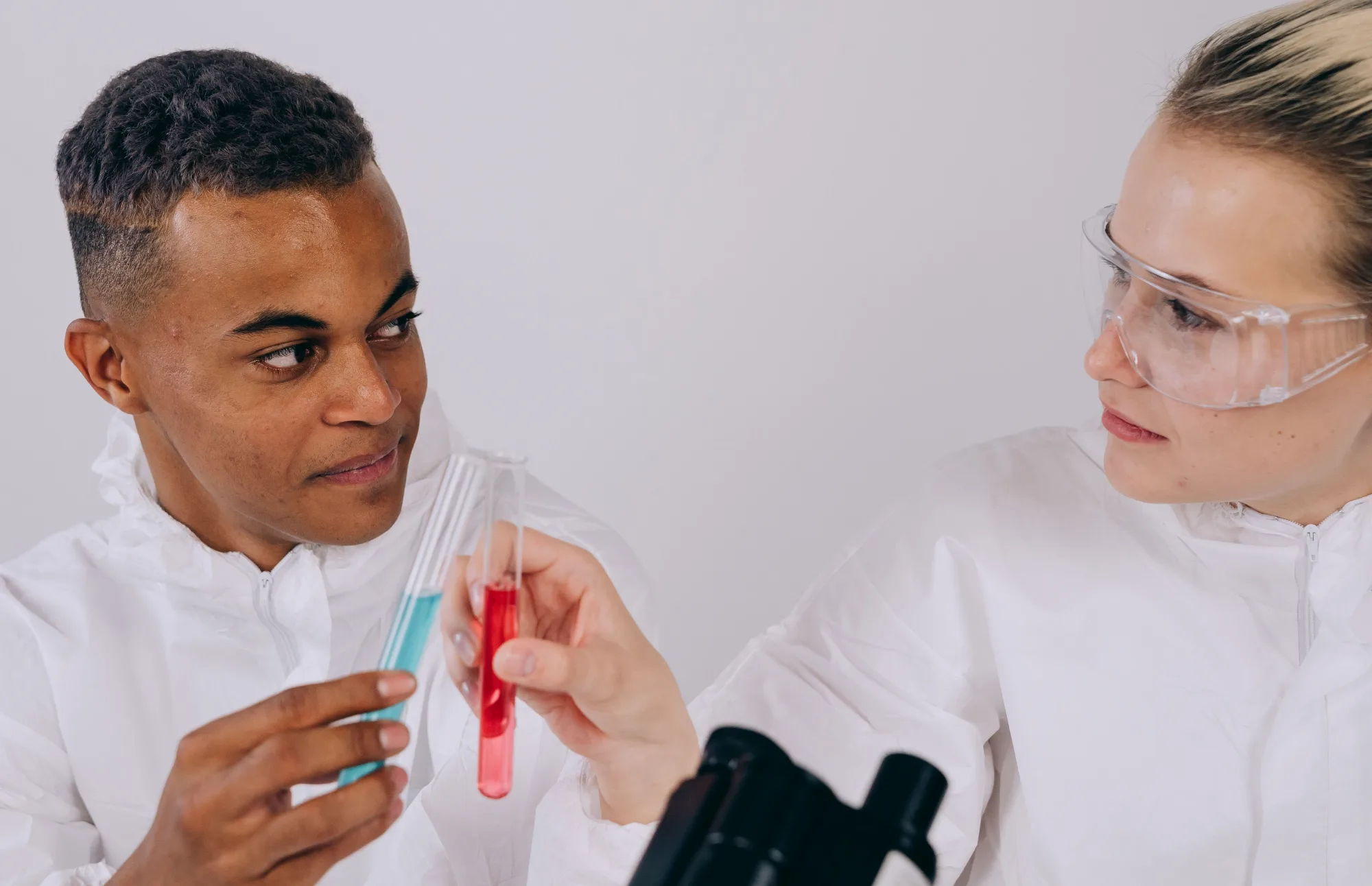 Zwei Forschende vergleichen Proben in einem Biotechnologie-Labor.