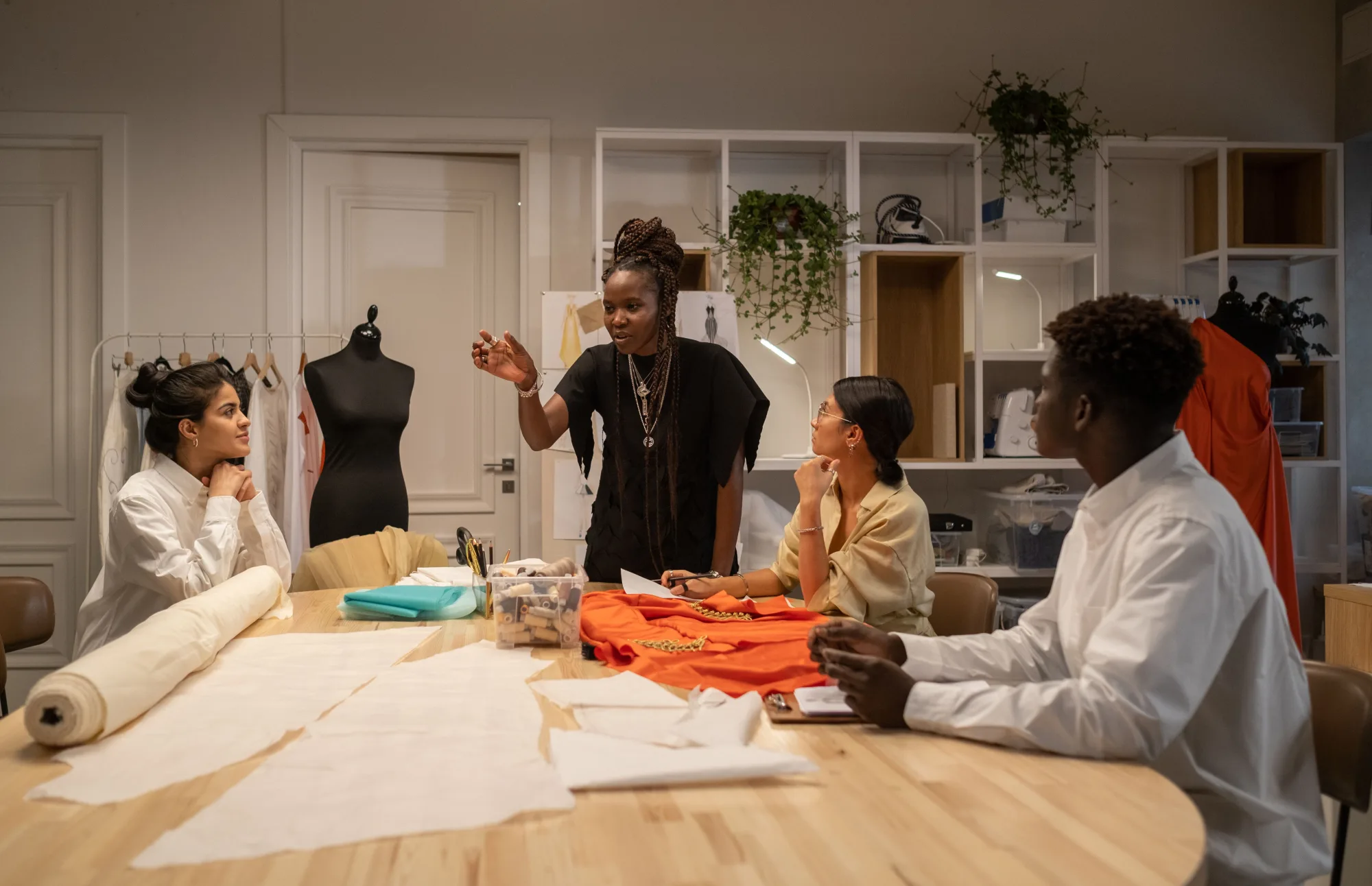Ein Team arbeitet gemeinsam an Entwürfen in einem Modeatelier